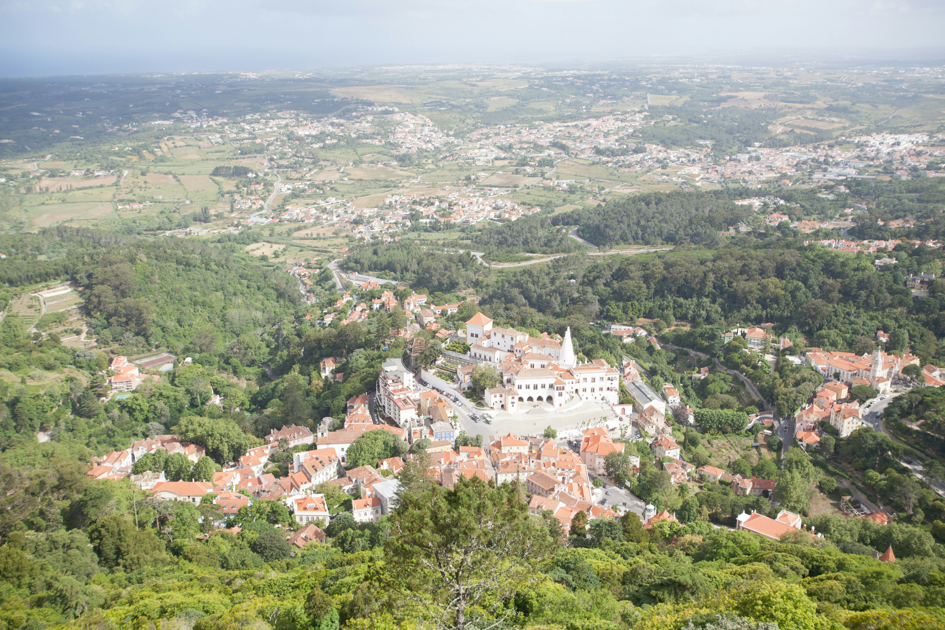 Vista aerea di Sintra che mostra i suoi edifici storici e la vegetazione lussureggiante