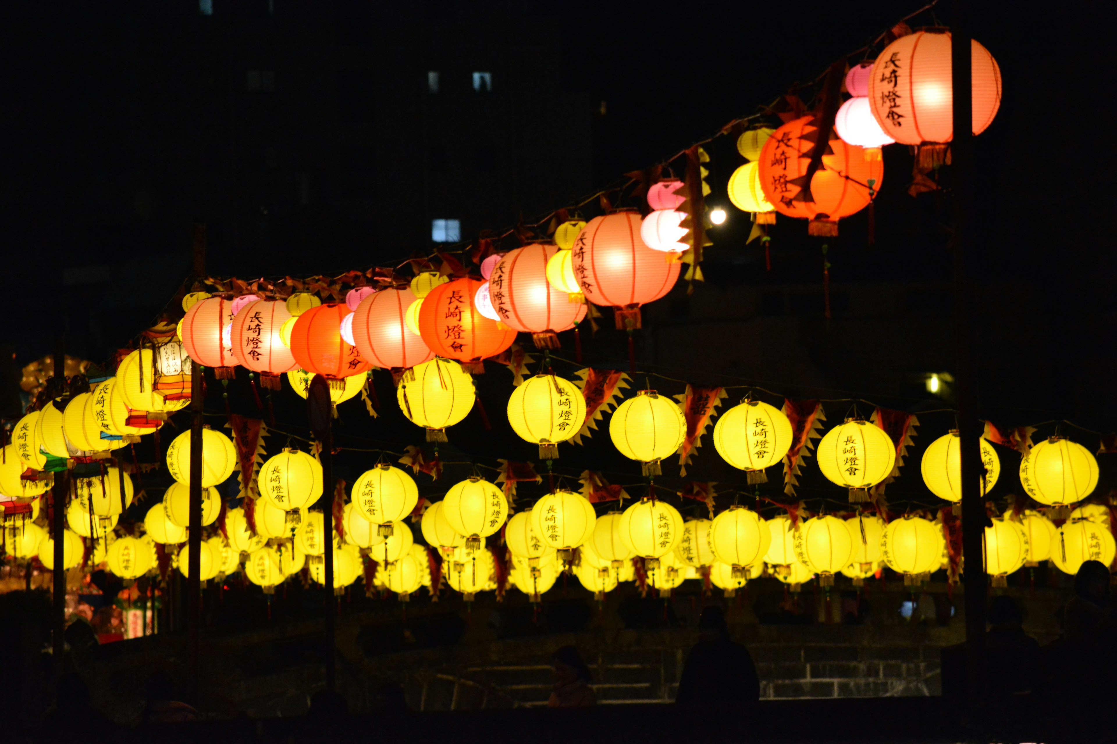 Lampion berwarna-warni menggantung di langit malam