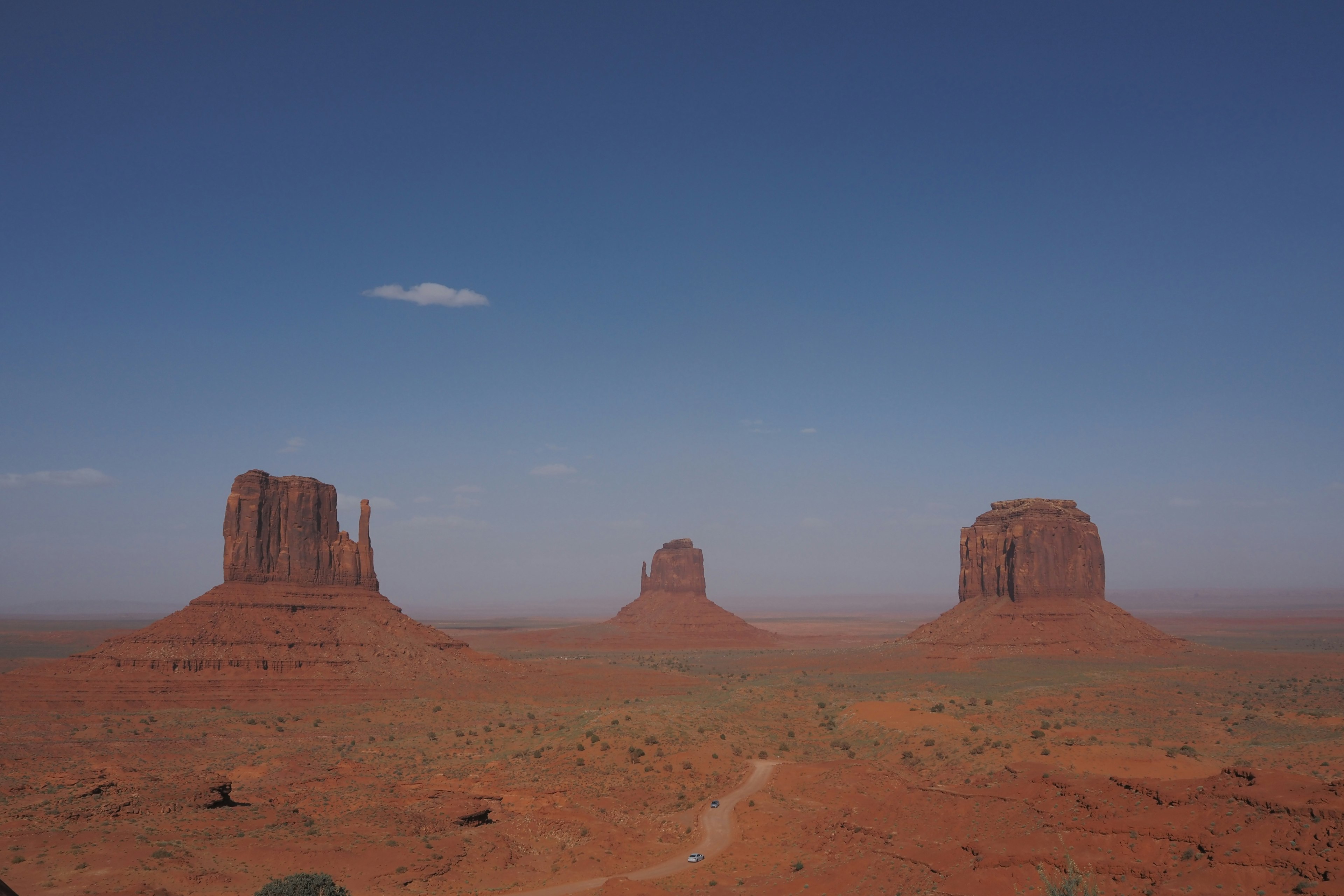 Monument Valley mit roten Felsformationen und blauem Himmel