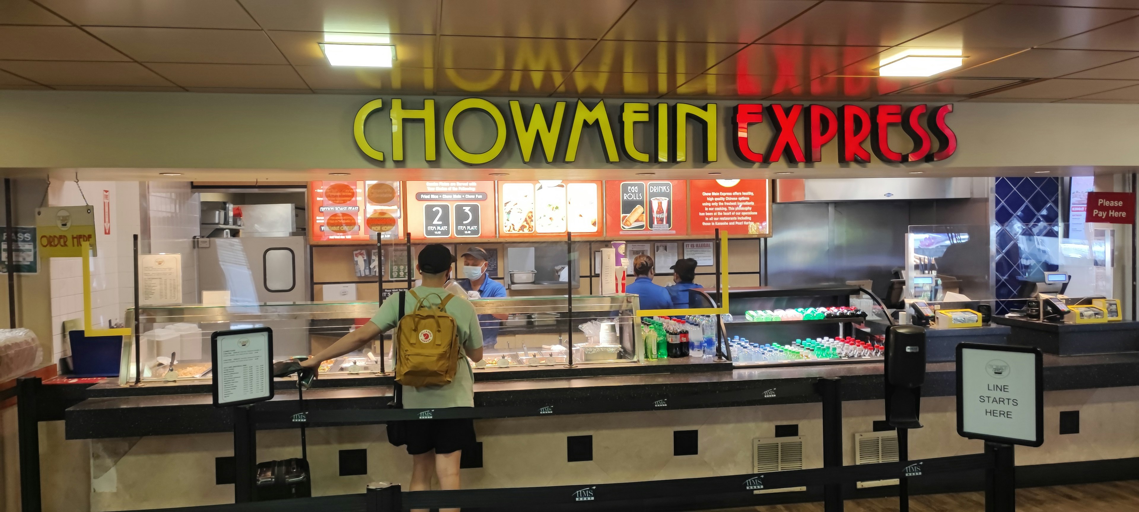 Chowmein Express 카운터에서 기다리는 사람과 화려한 간판