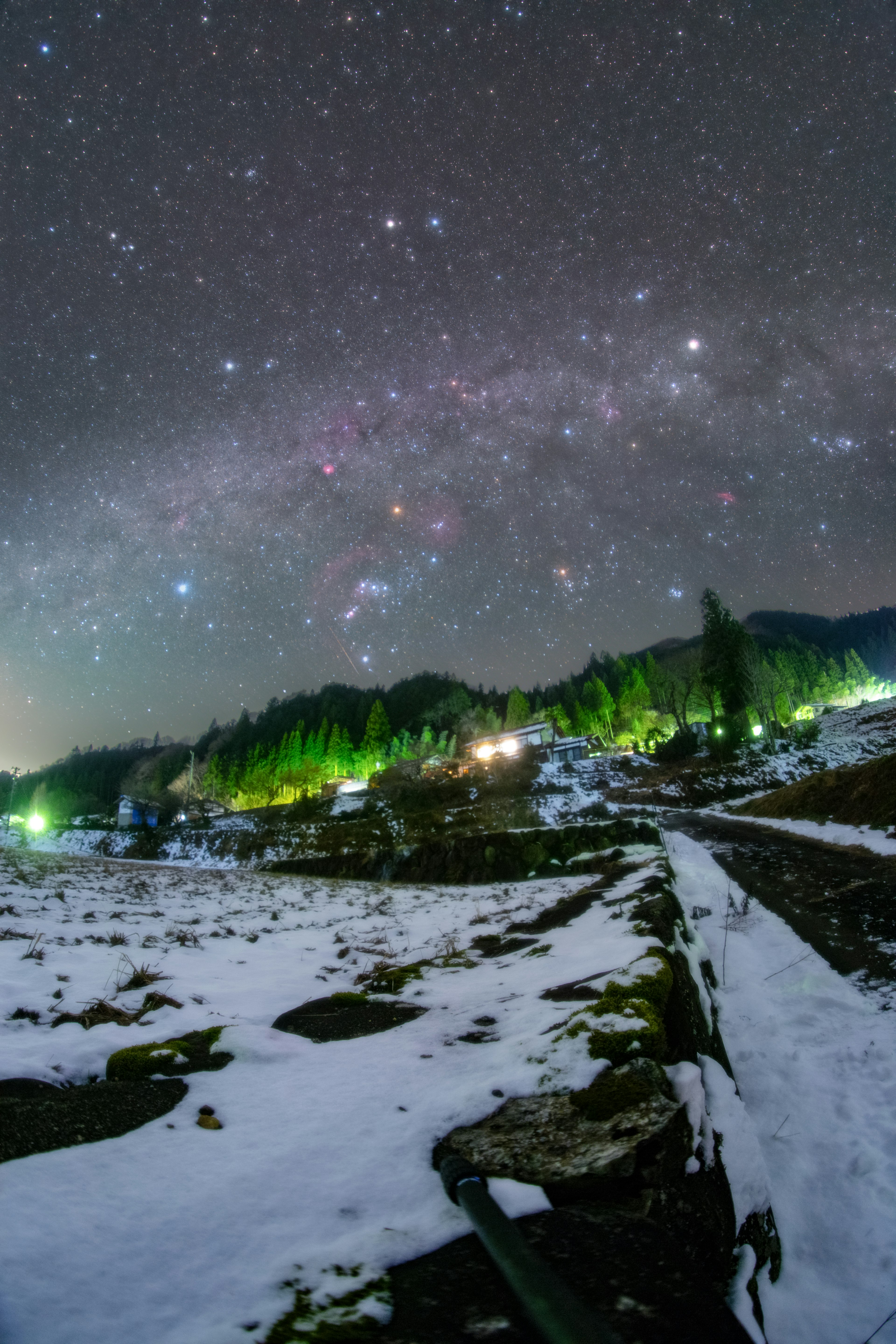 夜空に広がる星々と雪に覆われた風景