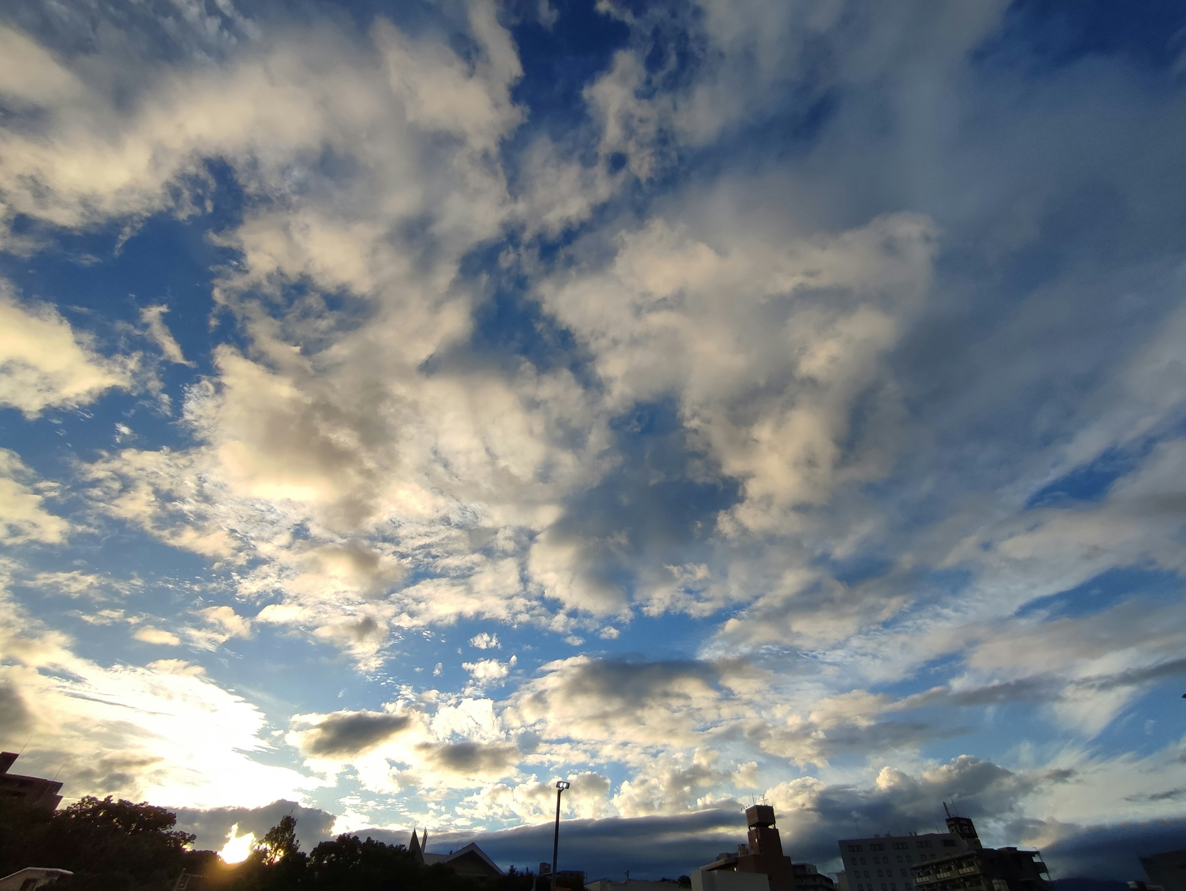 Foto pemandangan dengan langit biru dan awan putih