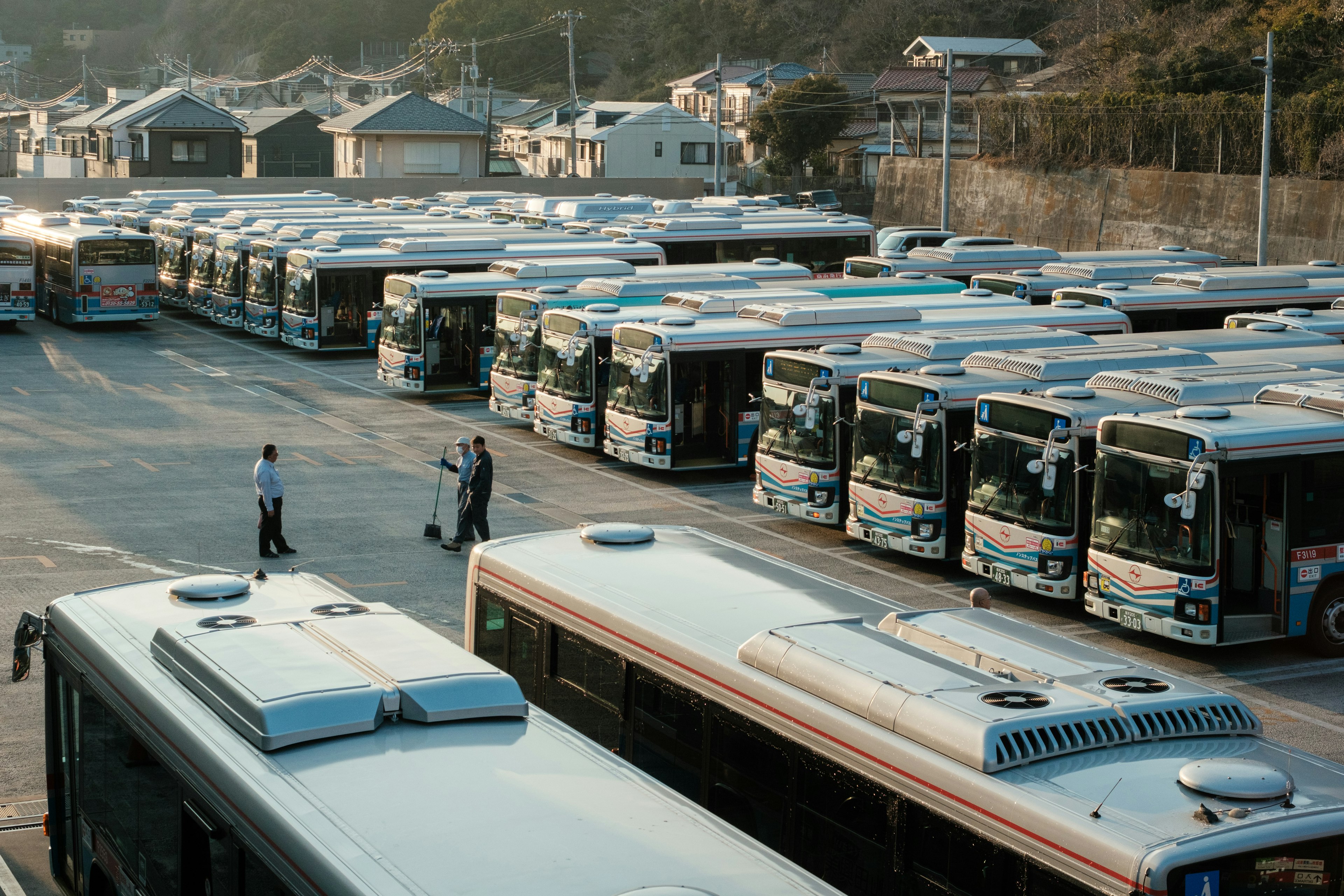 Una vista di autobus parcheggiati ordinatamente in un deposito di autobus