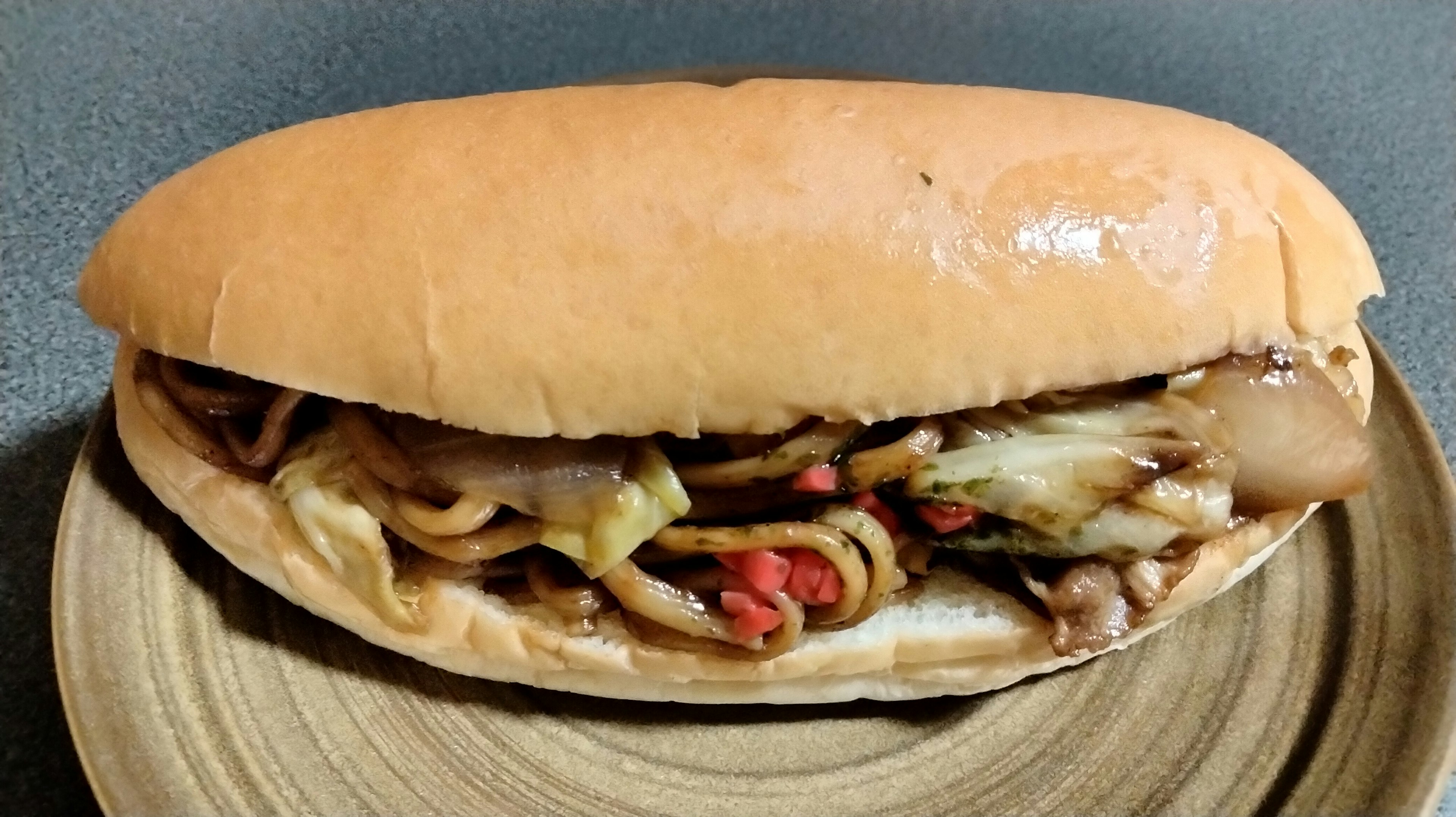 Bánh mì mềm chứa mì xào và rau