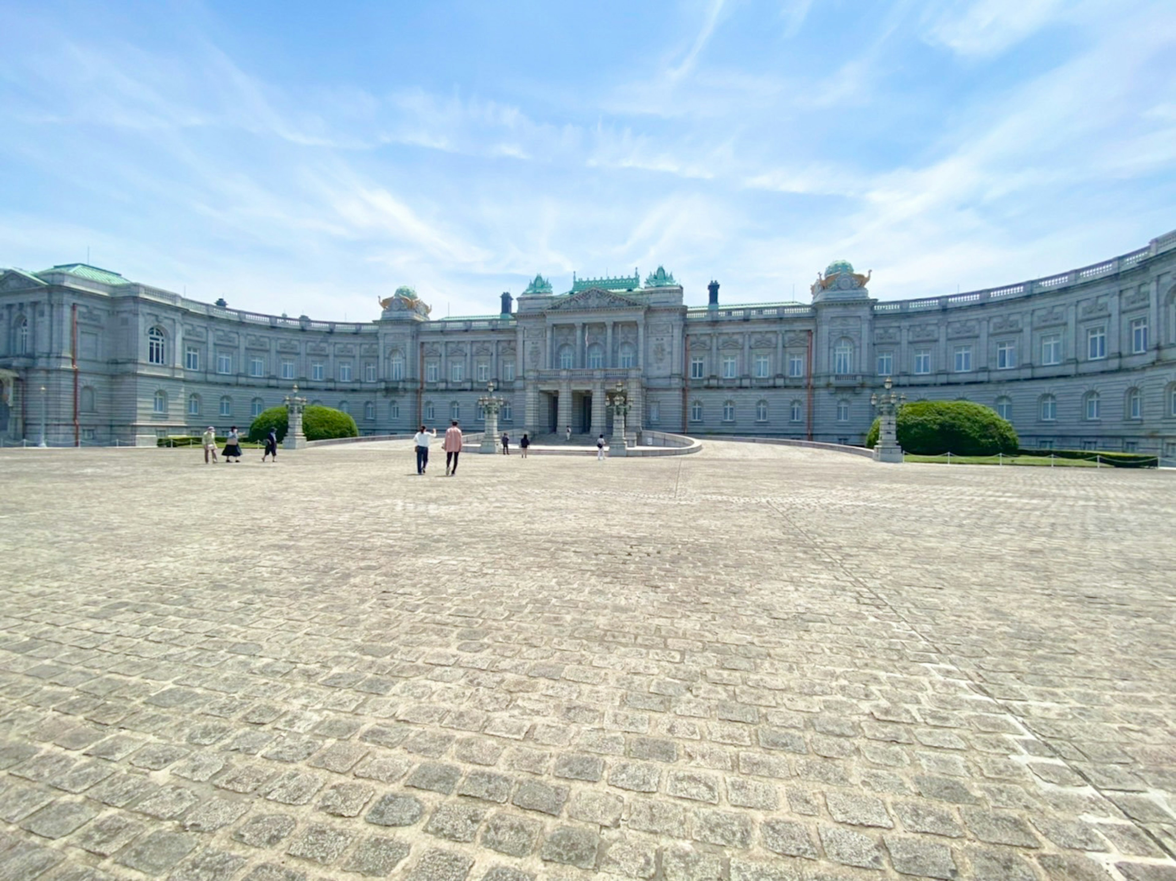 grande edificio in un ampio cortile sotto un cielo blu