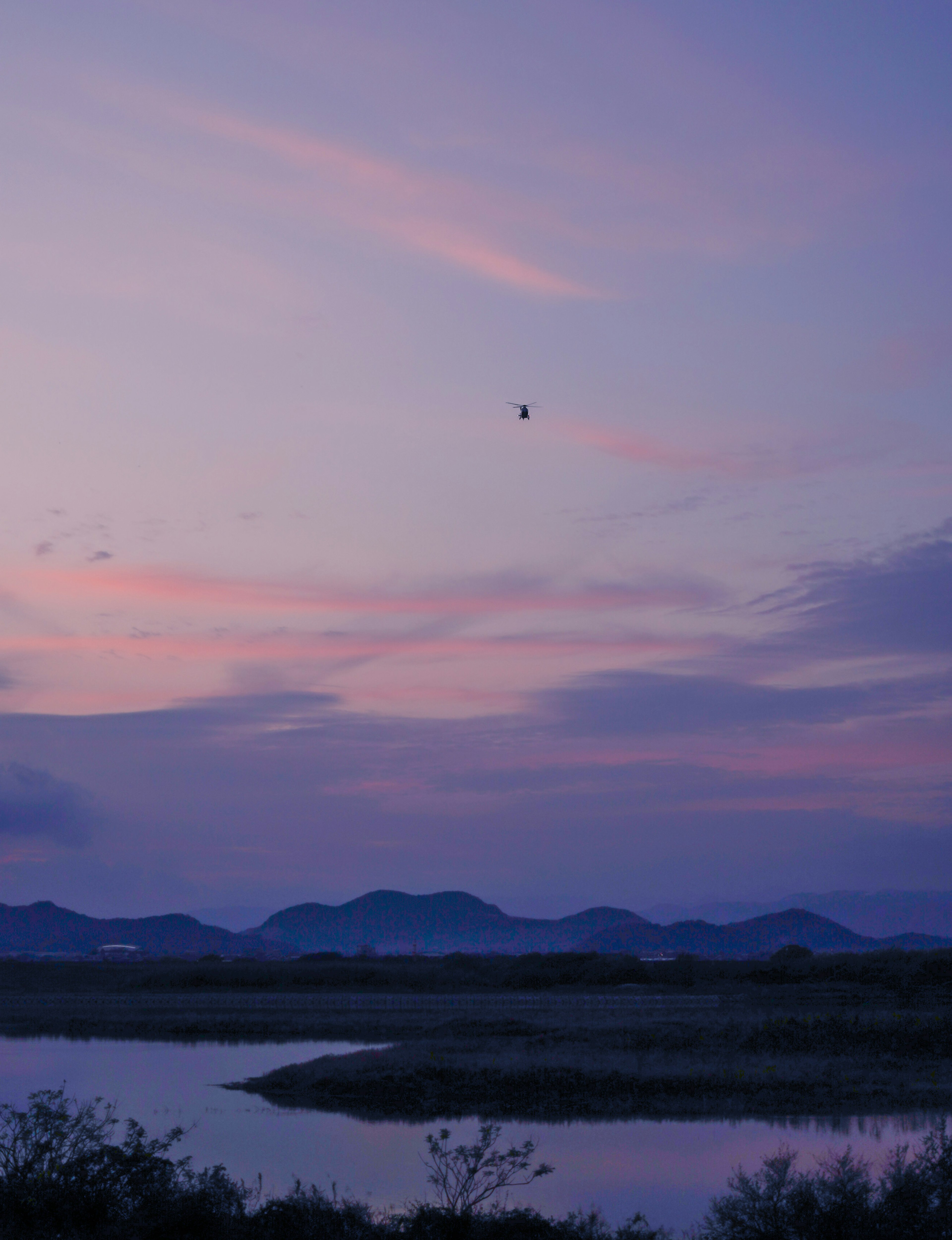 美しい夕焼けの空と川の風景が広がる