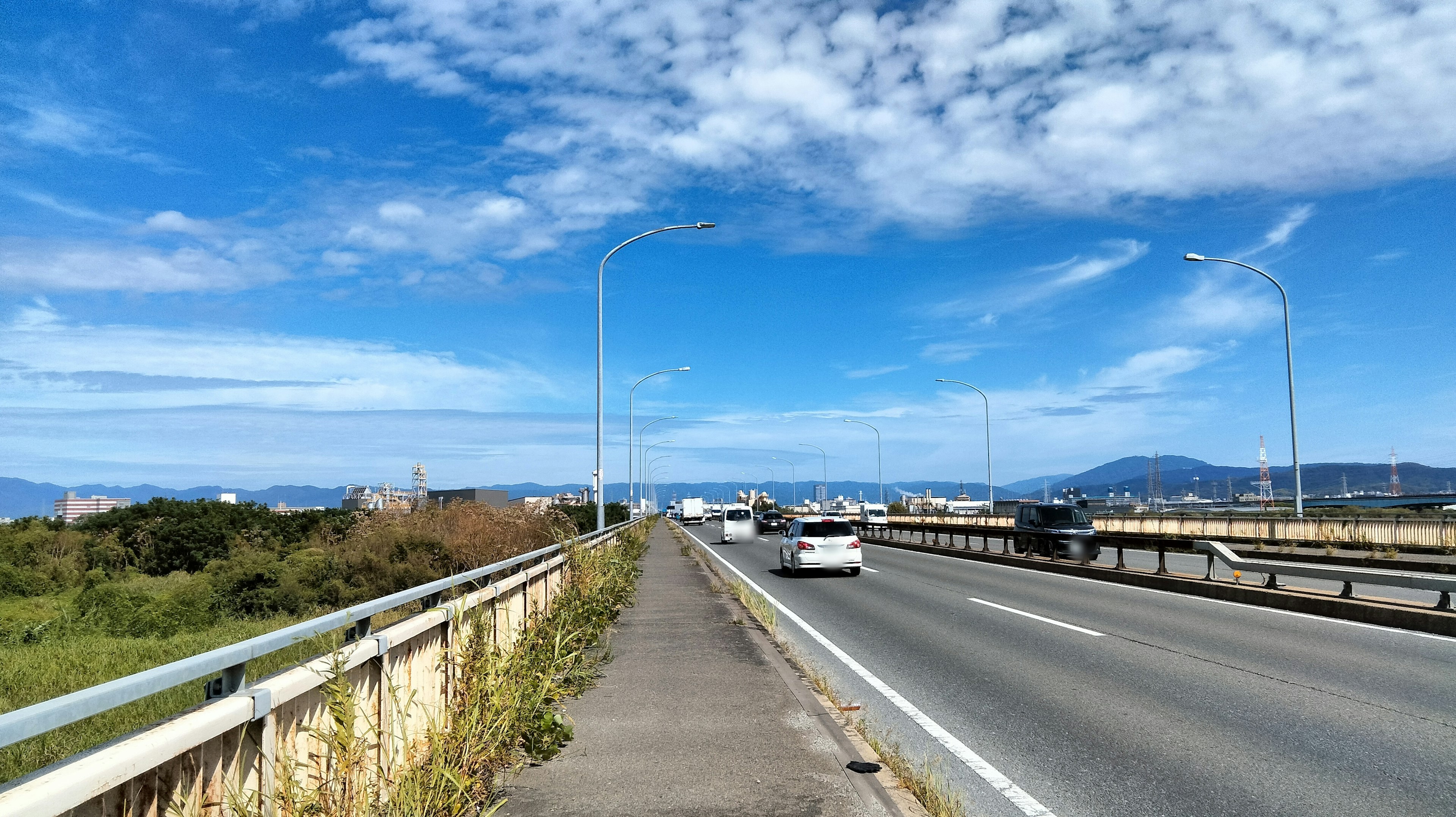 Scena di autostrada con veicoli sotto un cielo blu