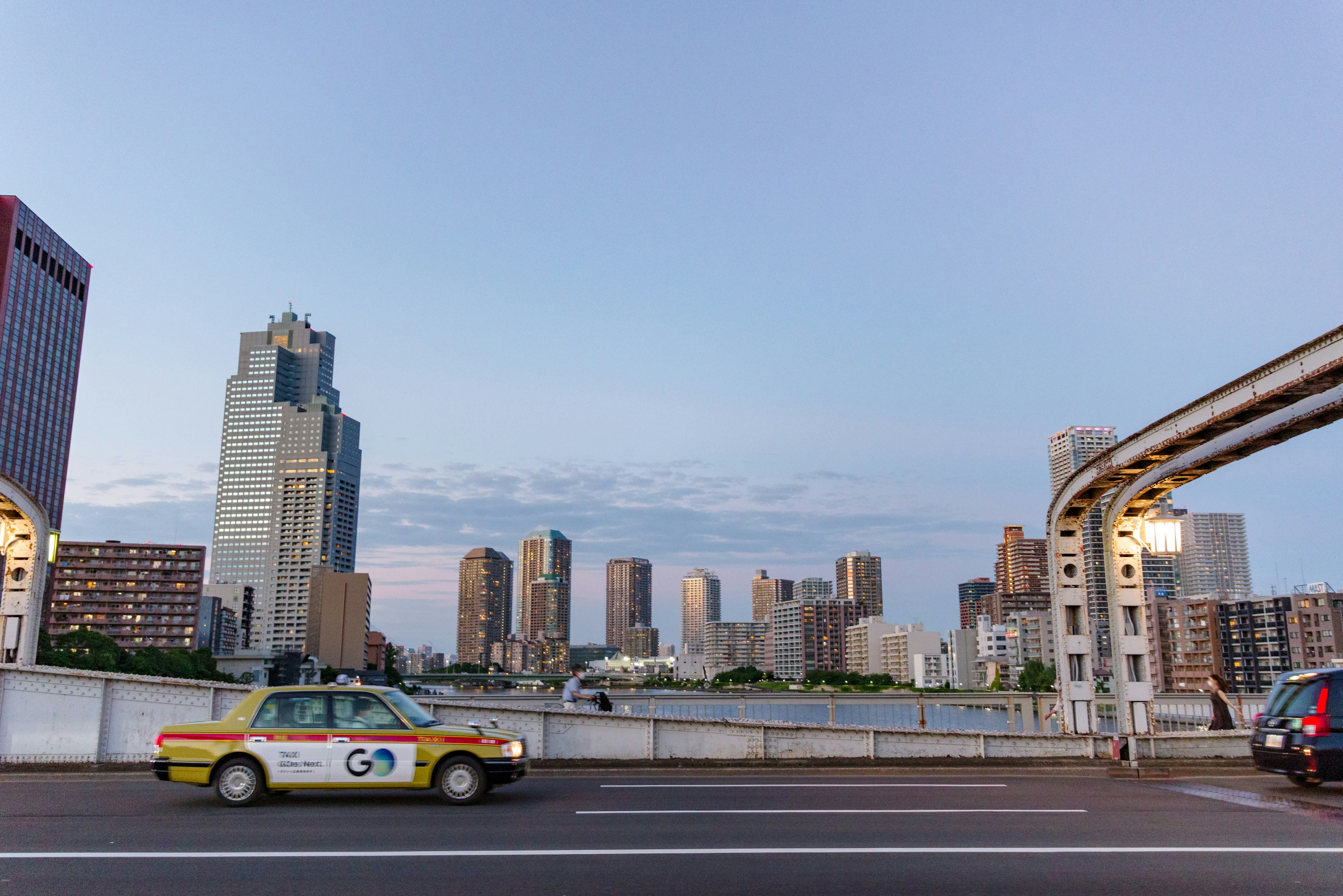 Paysage urbain au crépuscule avec des gratte-ciel et un monorail