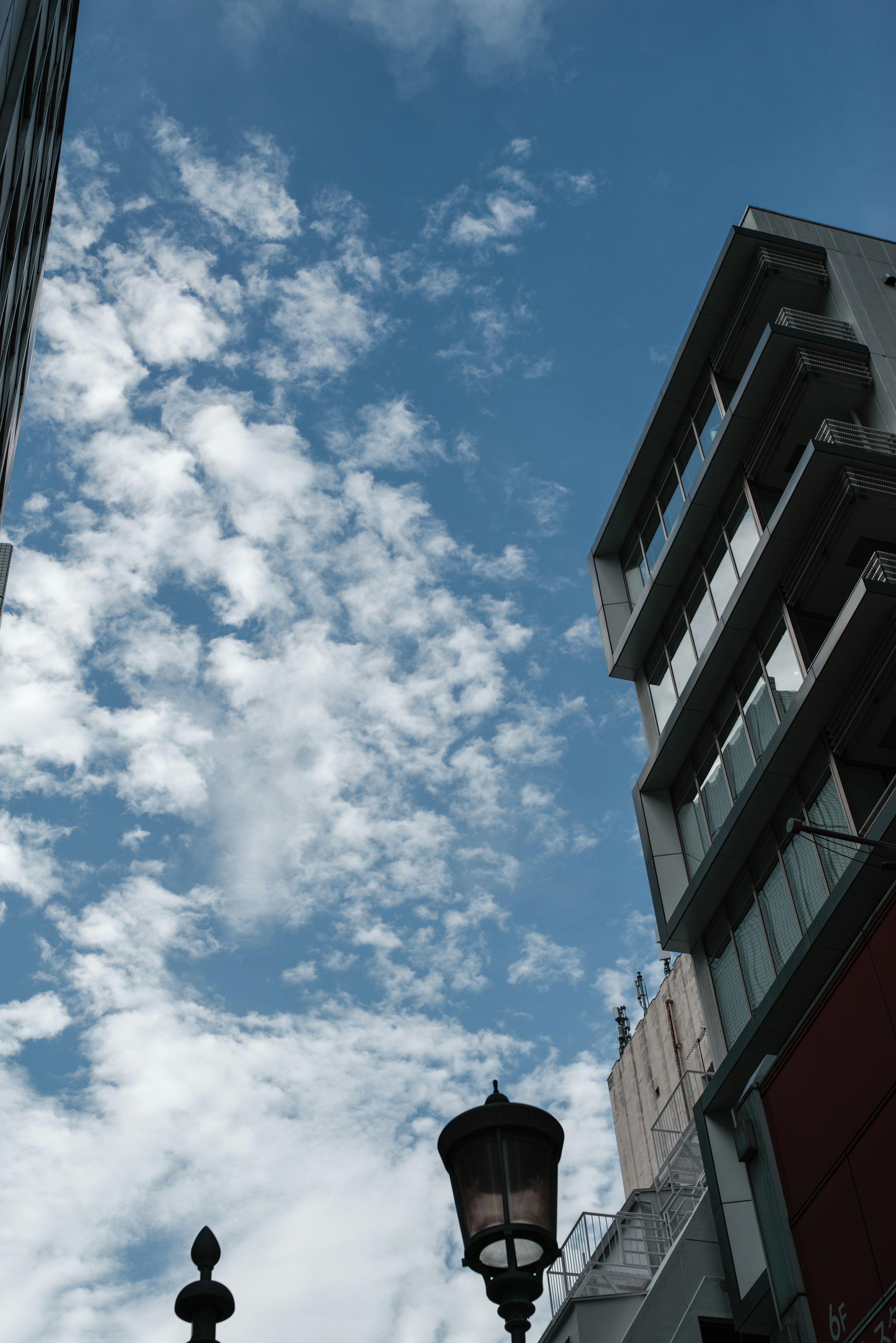 城市風景，藍天白雲，高樓大廈和街燈