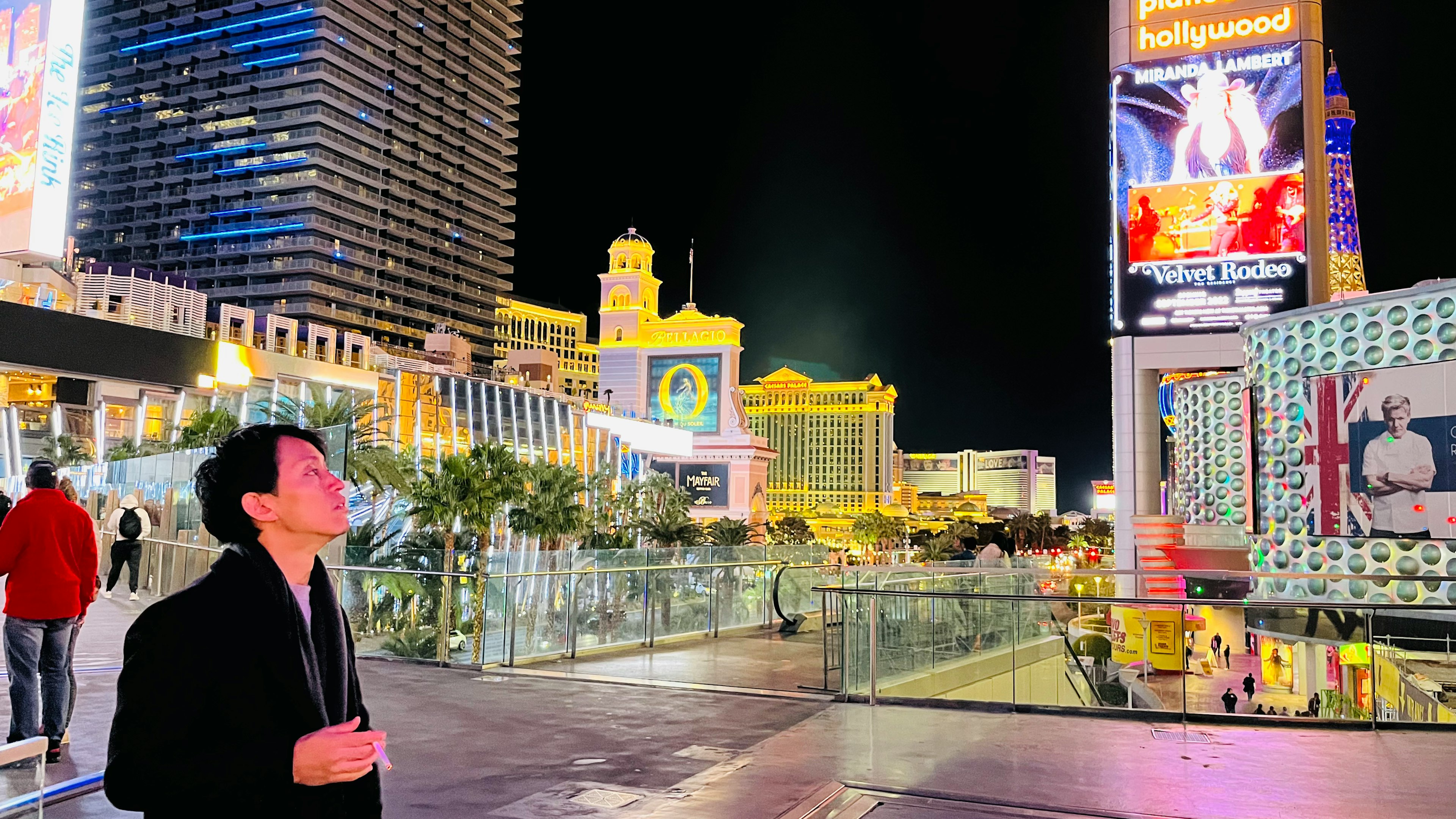 Người đàn ông nhìn lên bầu trời Las Vegas rực rỡ vào ban đêm