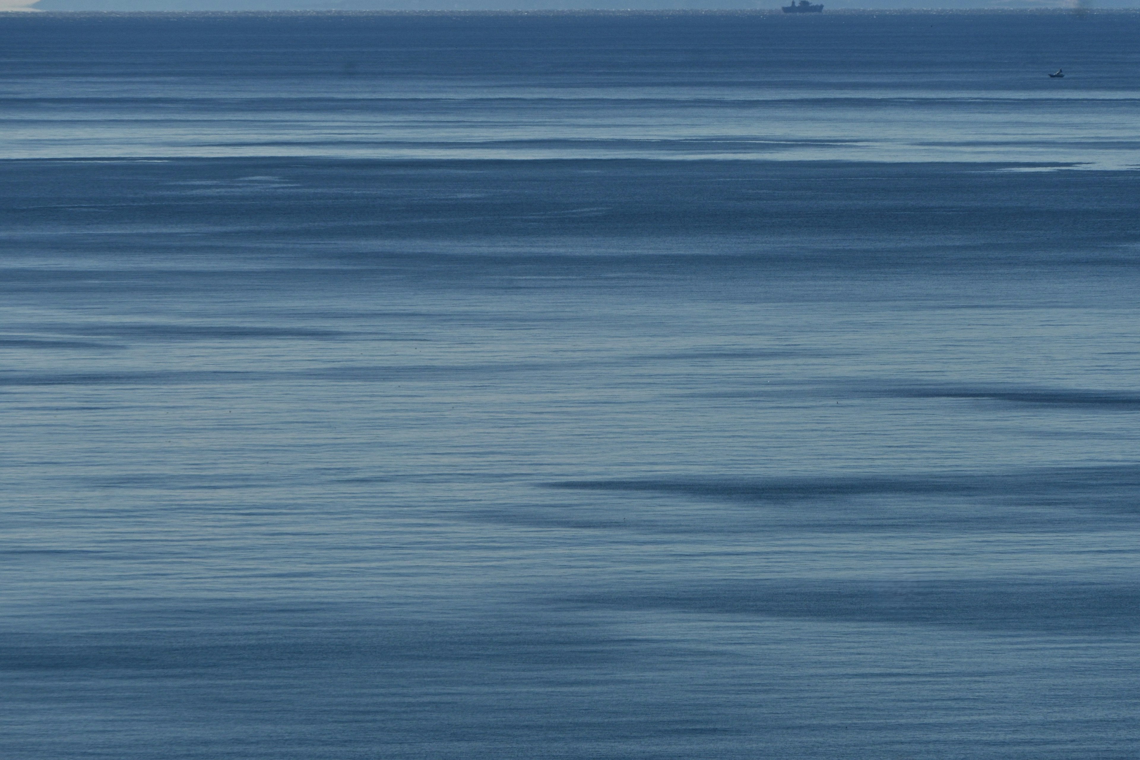 穏やかな青い海の景色と静かな水面