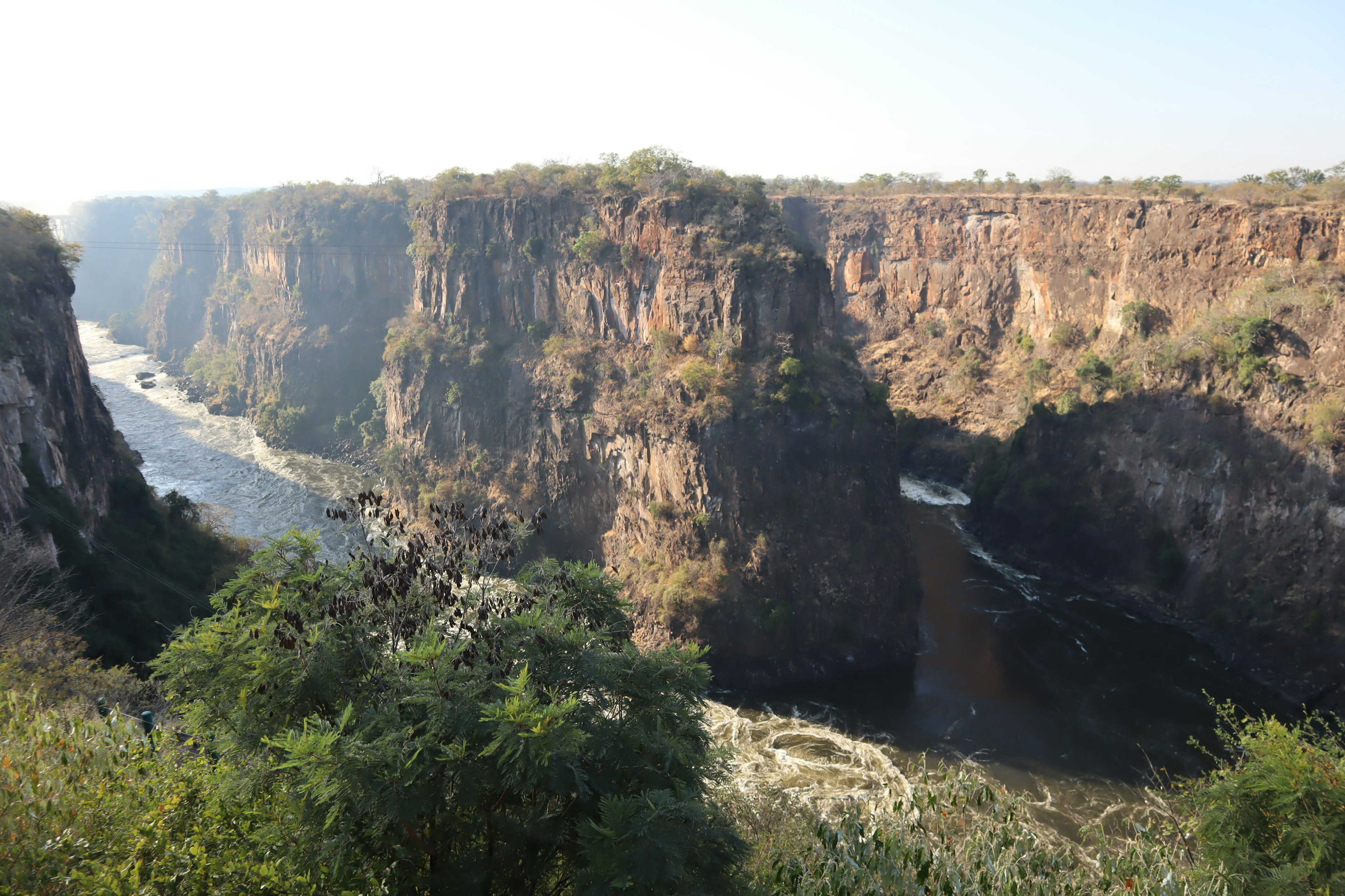 Pemandangan indah dari ngarai besar dengan sungai yang mengalir