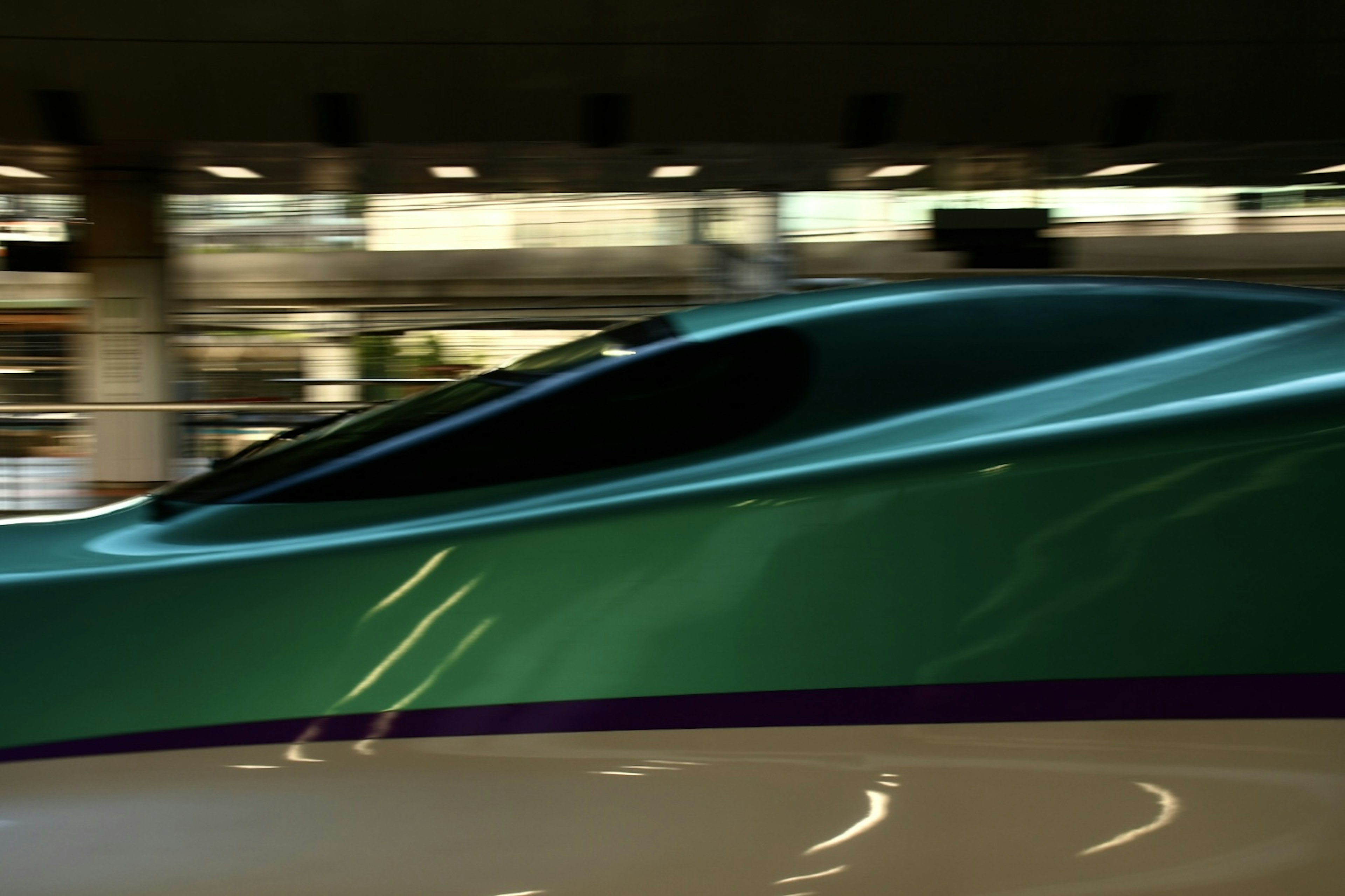 Image dynamique d'un côté de Shinkansen avec un design futuriste et des couleurs