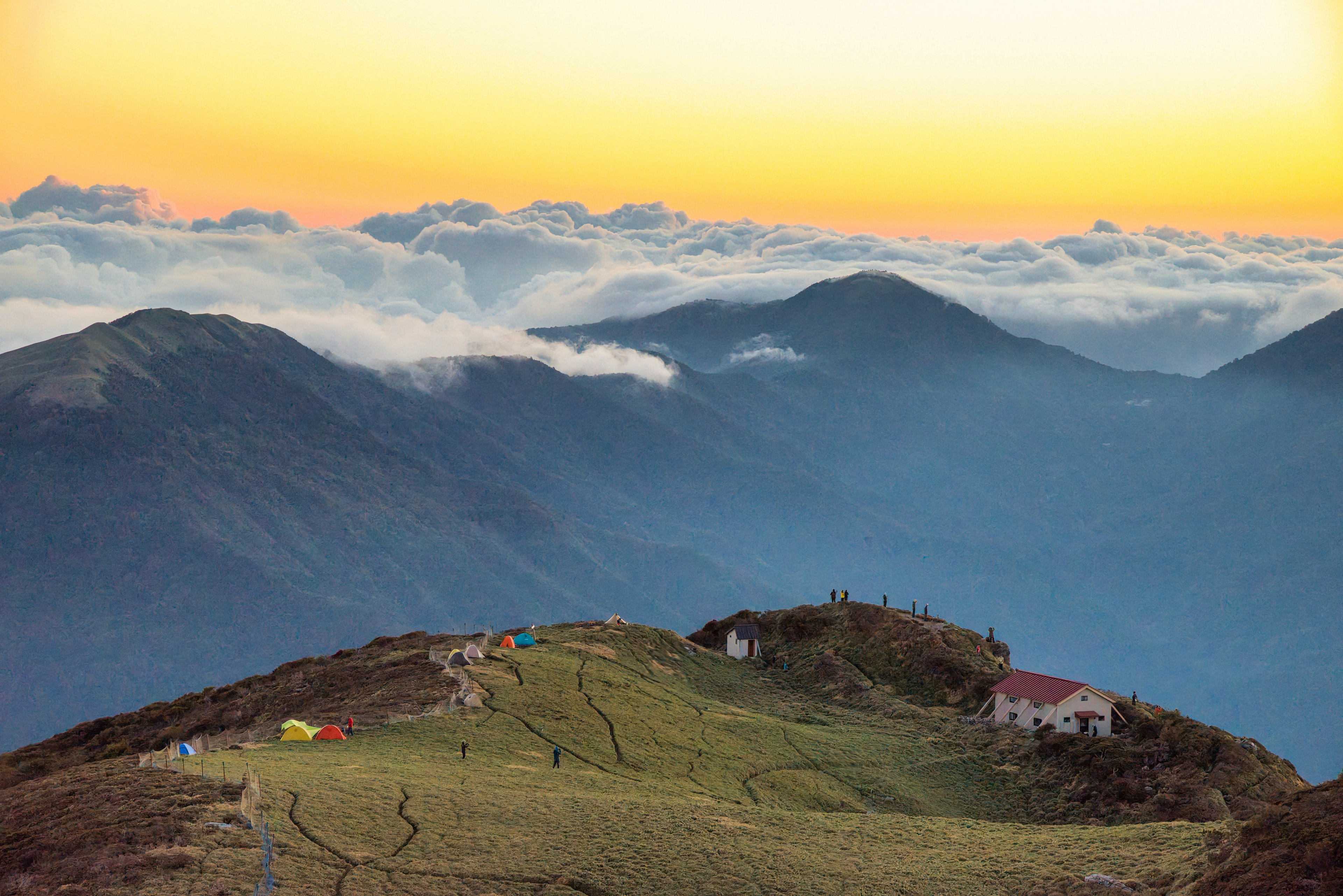 ทิวทัศน์ที่สวยงามของภูเขาและทะเลหมอกในยามพระอาทิตย์ตก