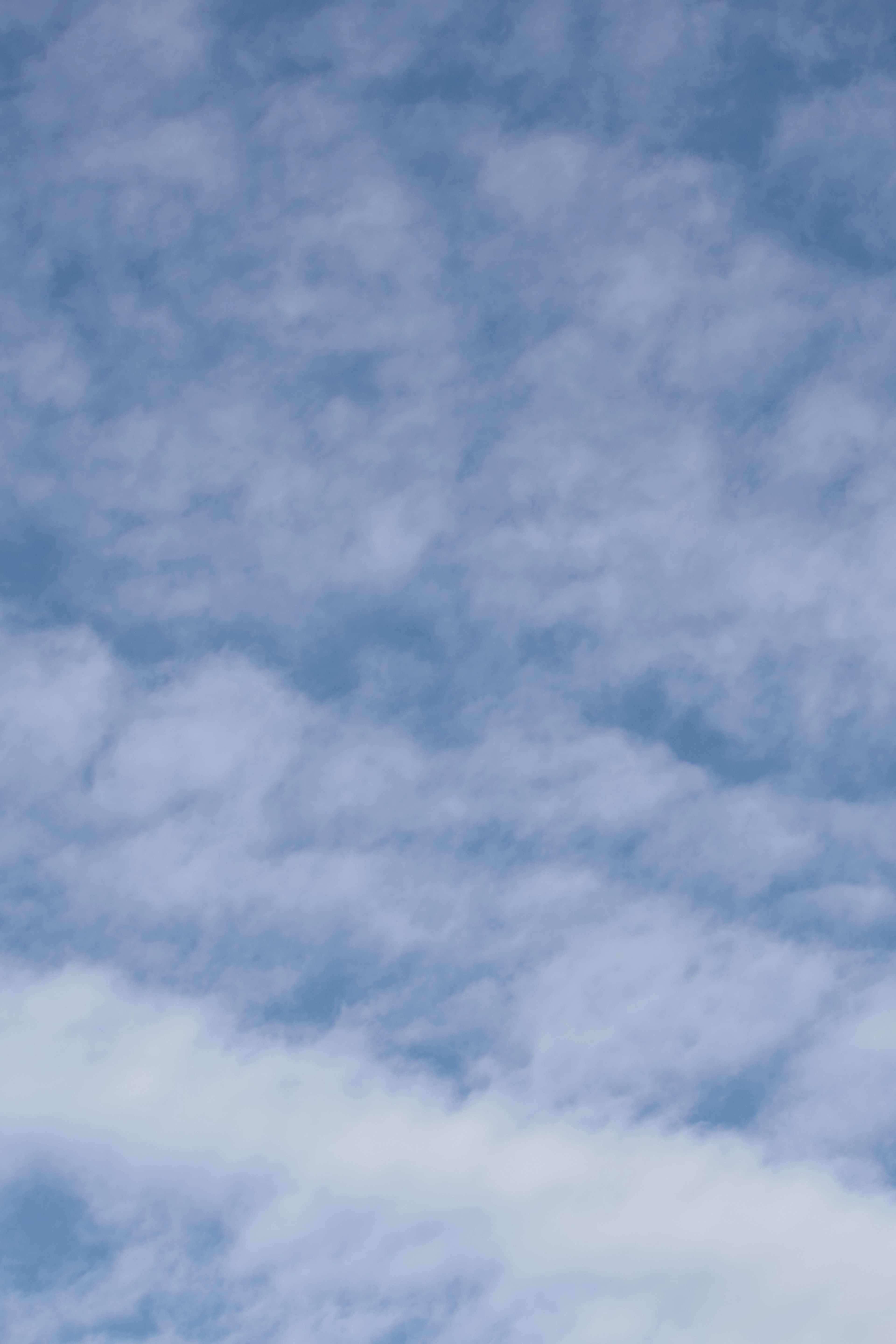 Awan tipis tersebar di langit biru