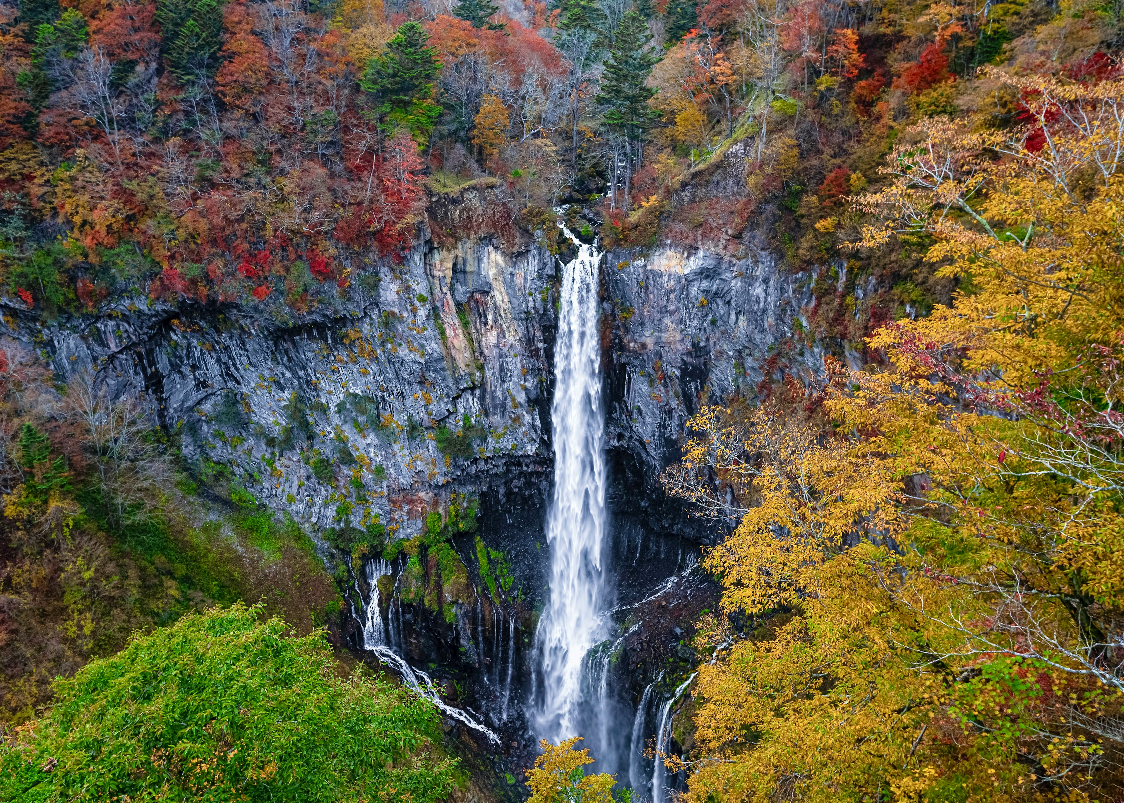 美しい滝が紅葉に囲まれた風景