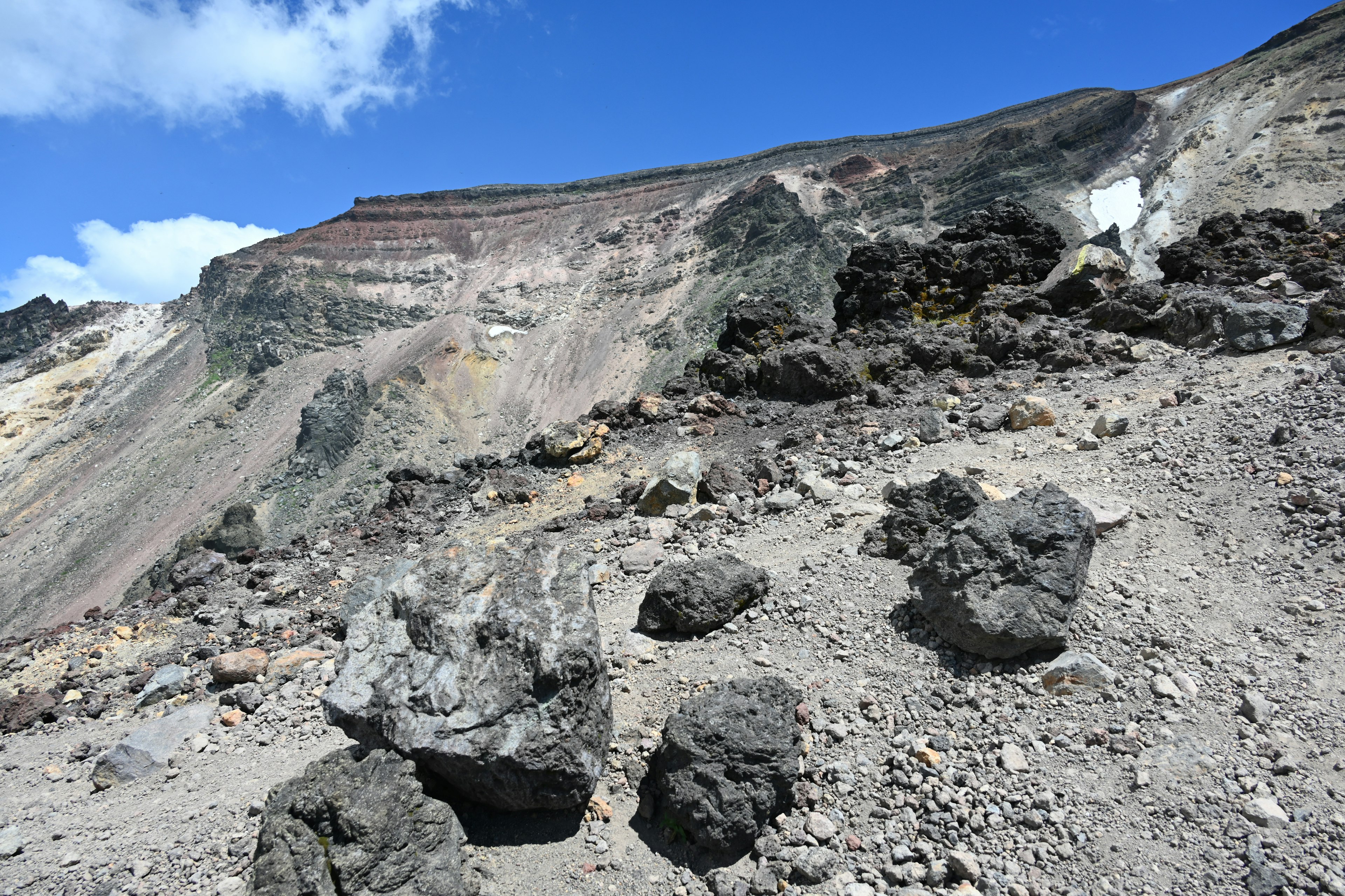 Paesaggio vulcanico accidentato con rocce sparse