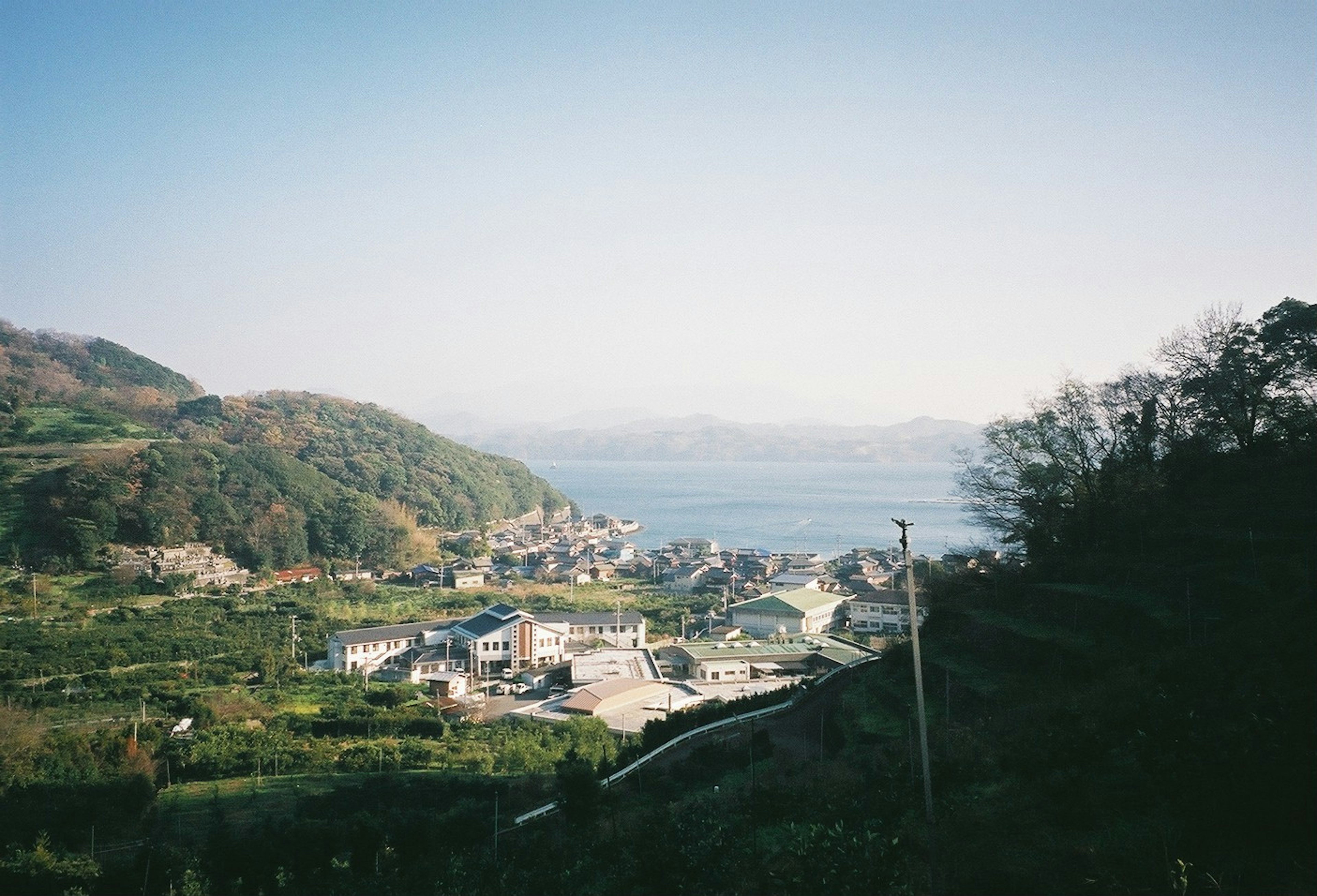 海滨村庄的风景，周围有山丘和水