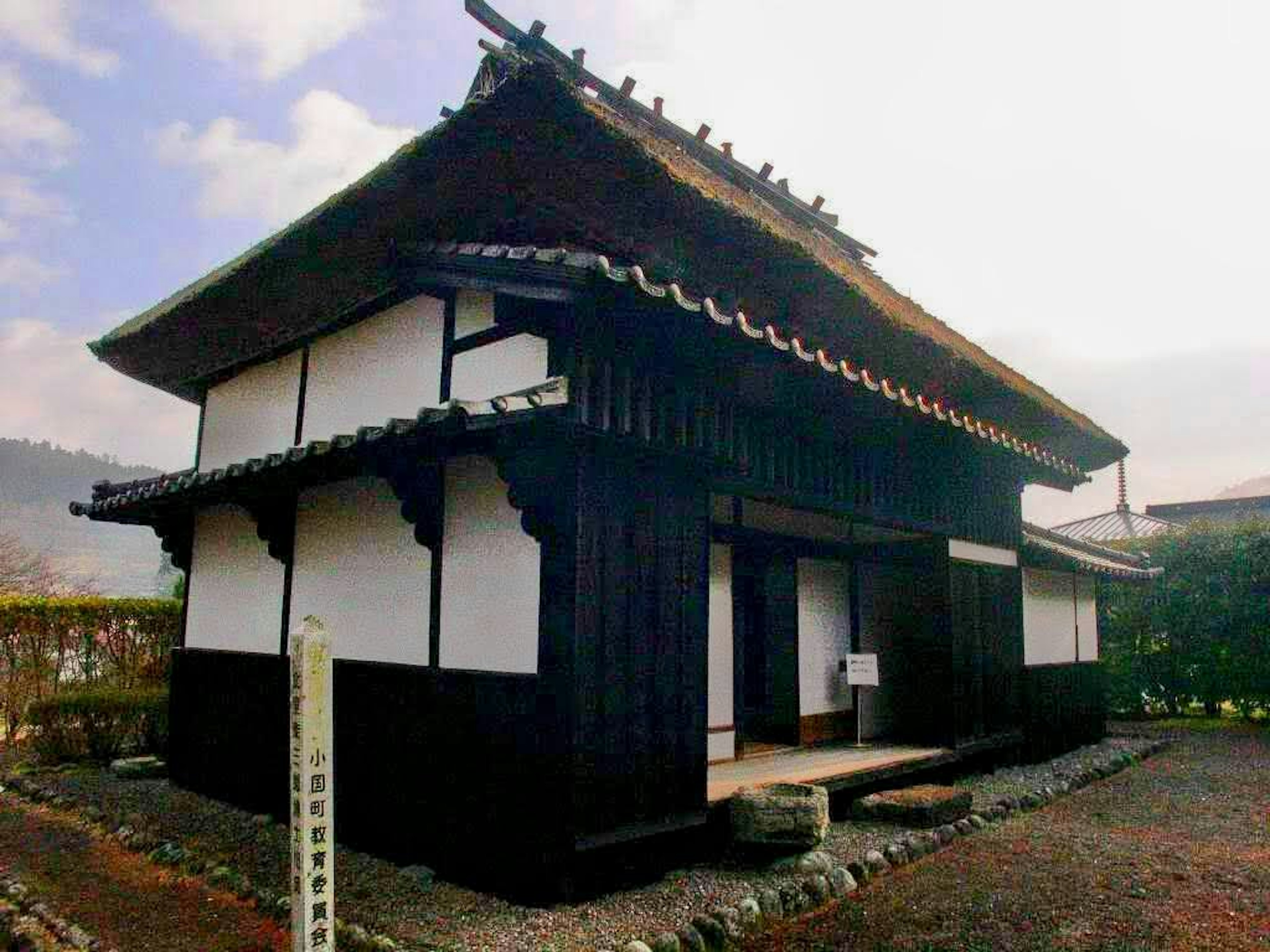 Bâtiment traditionnel japonais avec du bois noir et des murs blancs