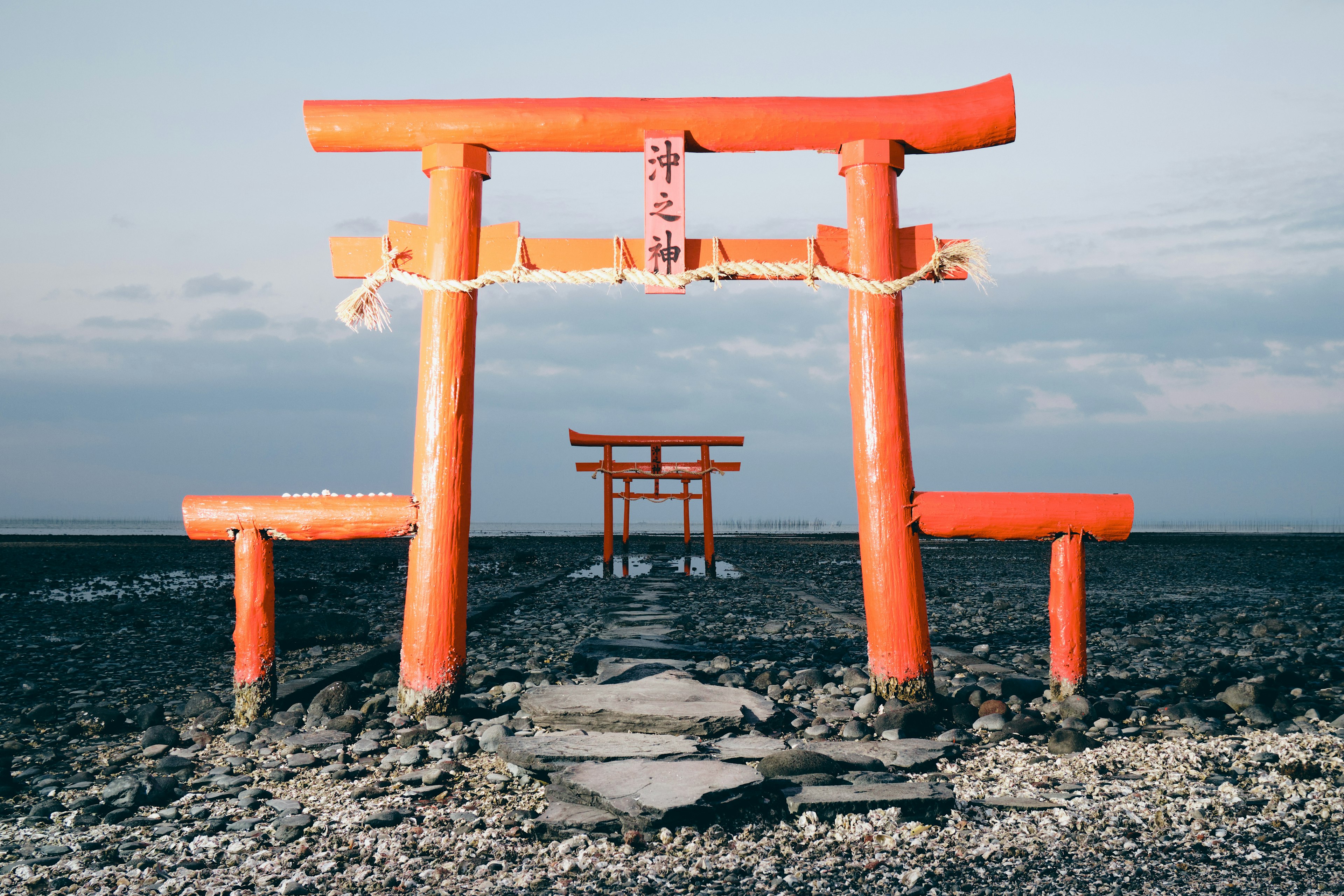 Cổng torii đỏ trong phong cảnh yên tĩnh