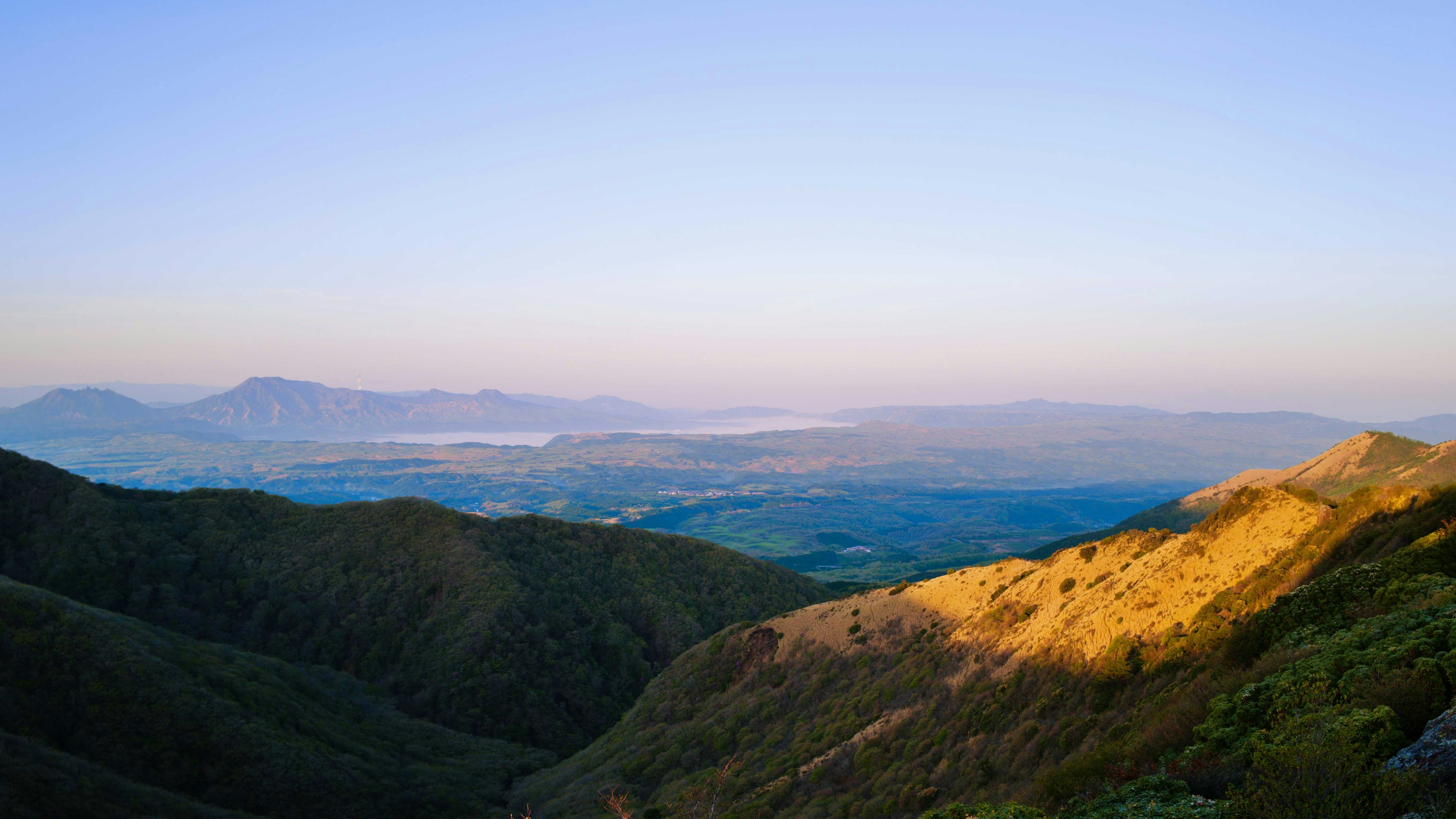 美しい山の風景と青空が広がる