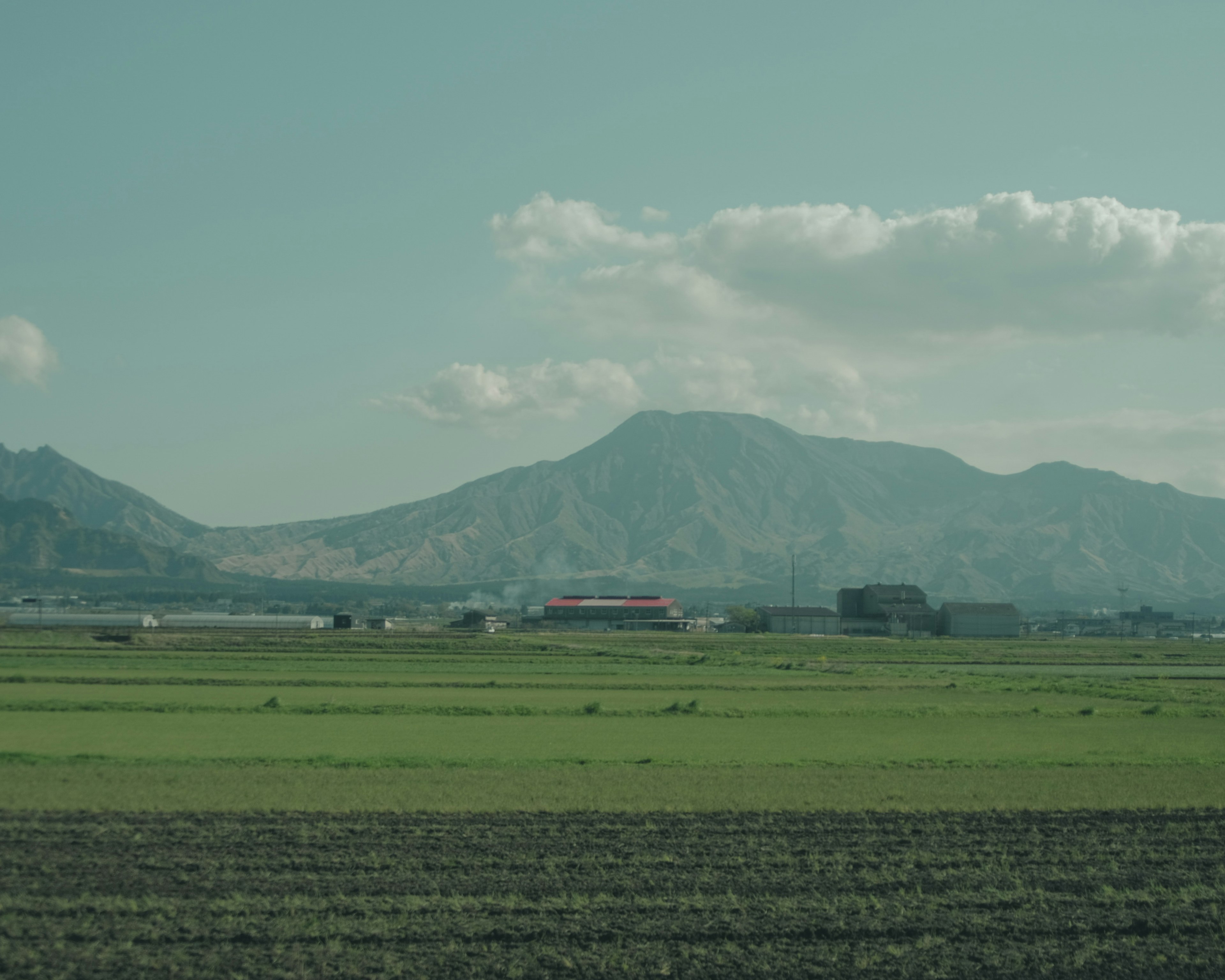 Campos verdes exuberantes con montañas distantes