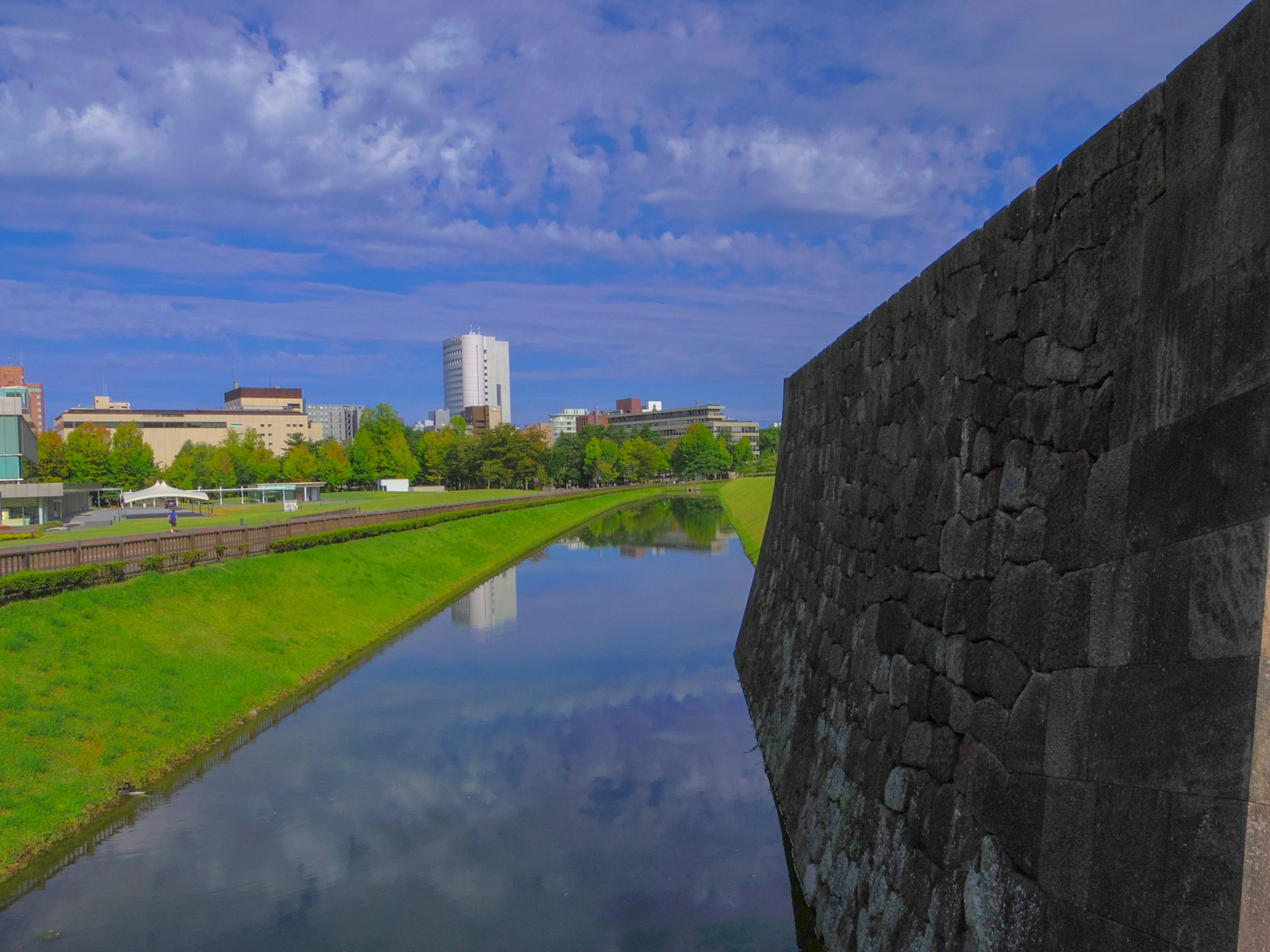 Vista escénica de un río con reflejos de edificios