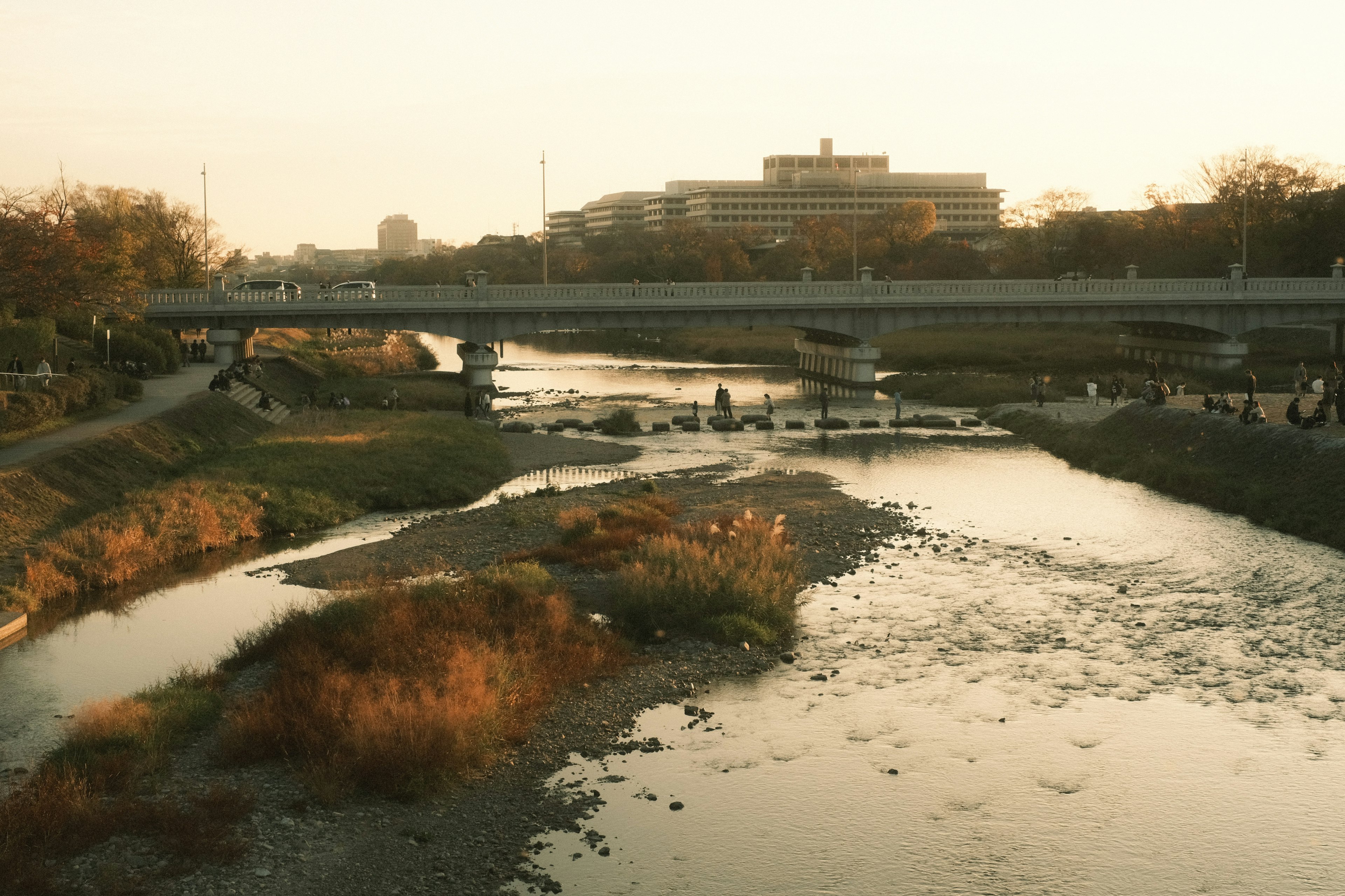 川と橋の景色、夕暮れの暖かい色合い