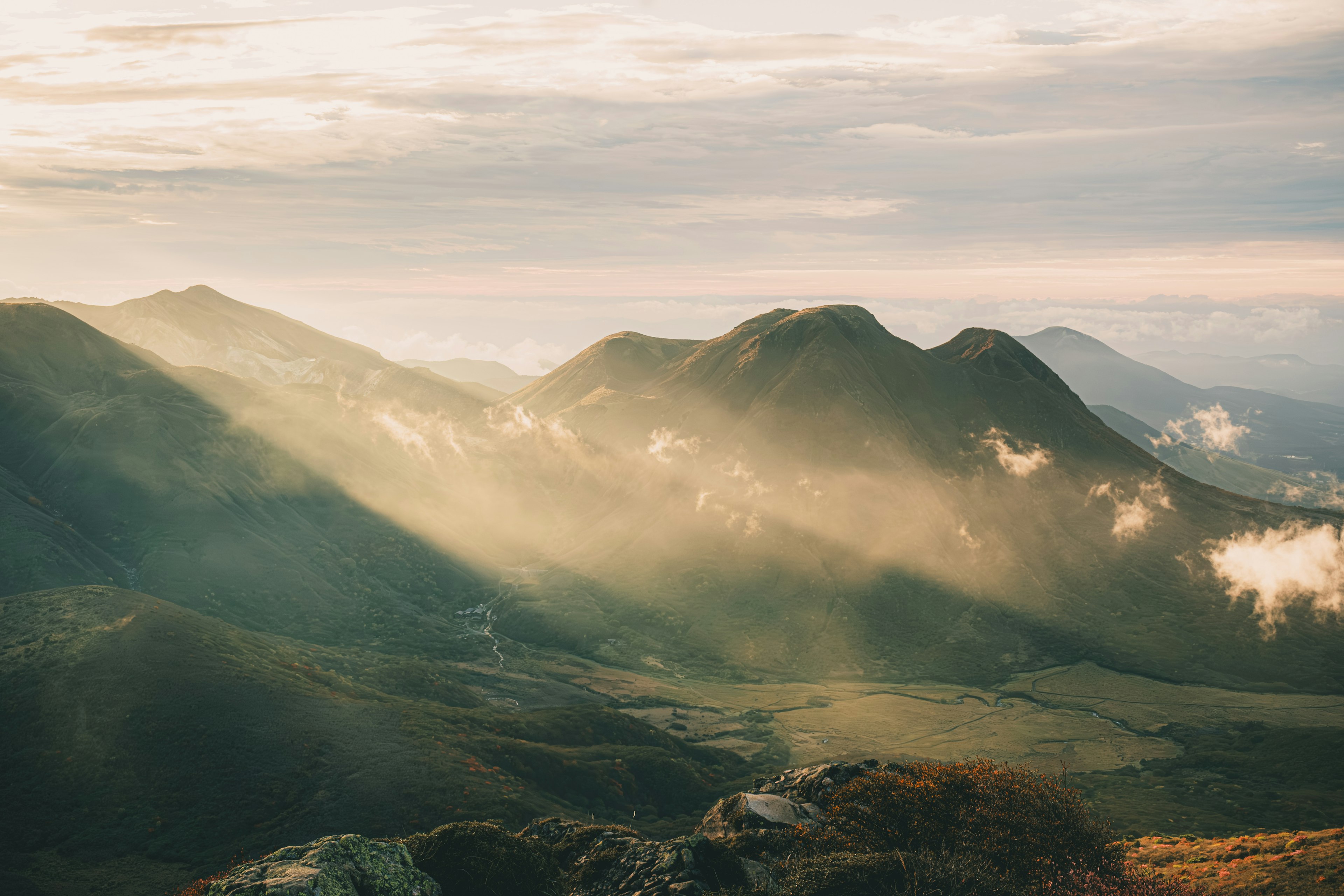 Paisaje montañoso con rayos de luz y niebla