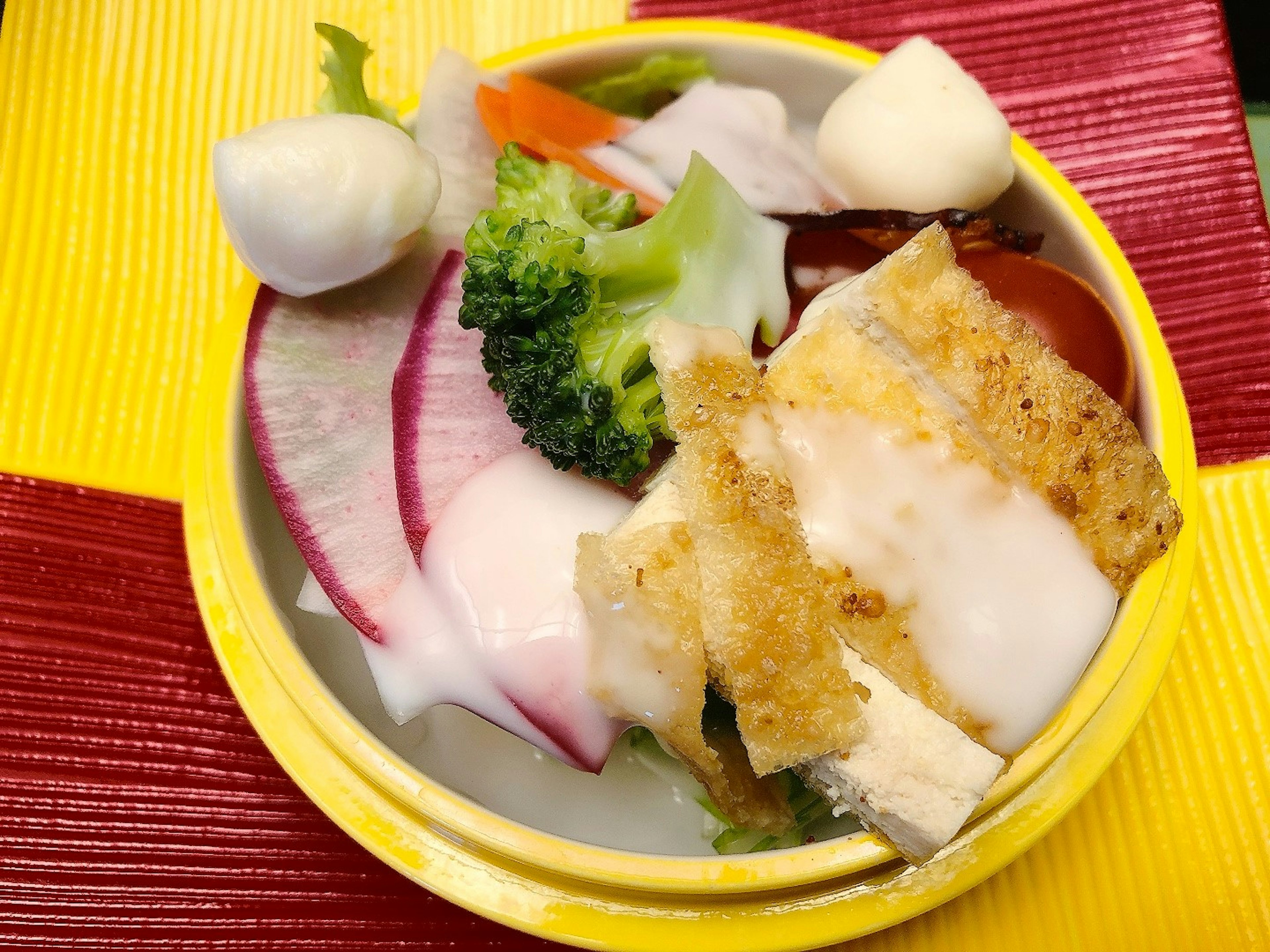 Un plato colorido con verduras variadas y tofu