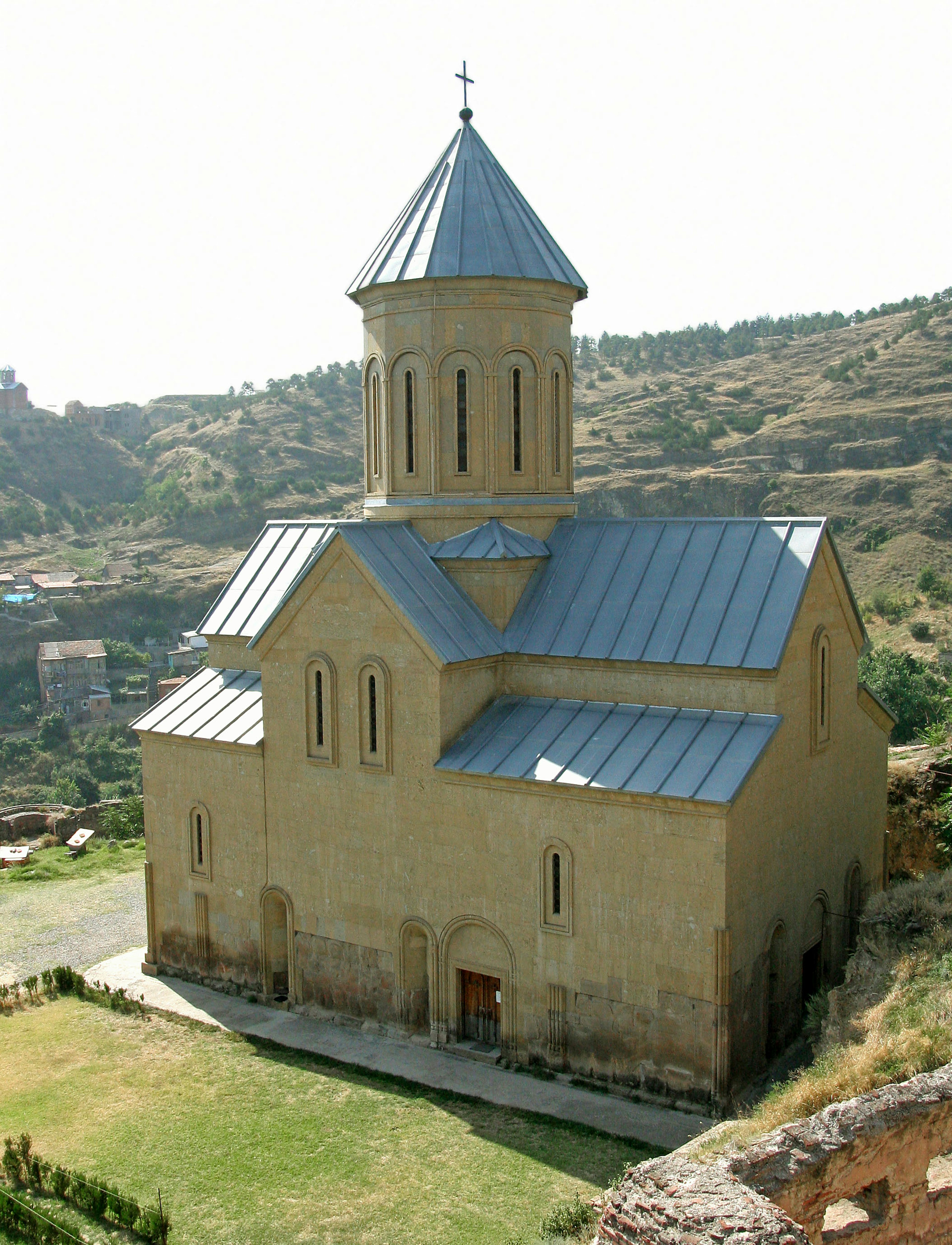 Un bell'edificio di chiesa si erge su una collina verde