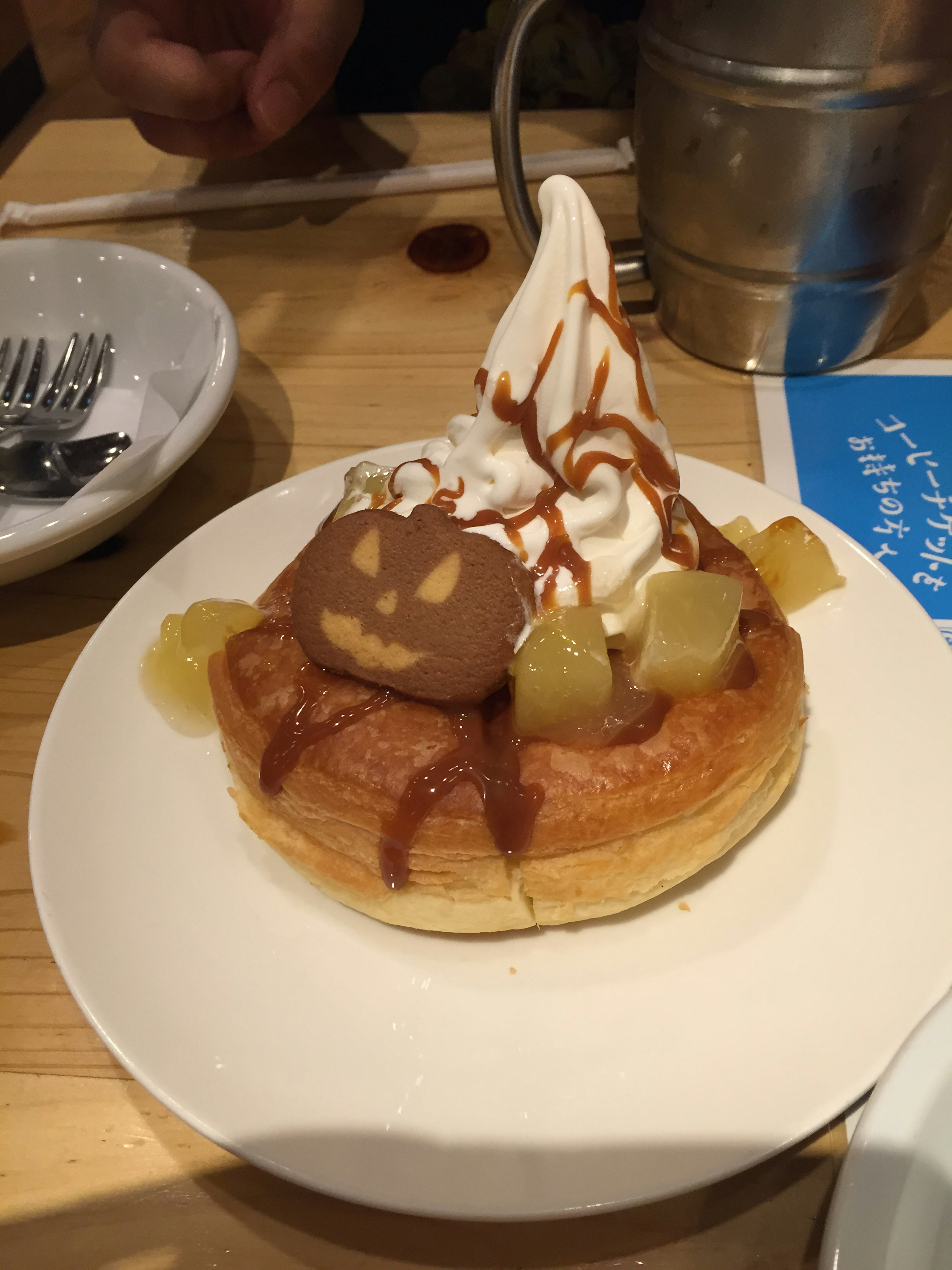 Postre con panqueque cubierto de crema batida salsa de caramelo galleta y fruta