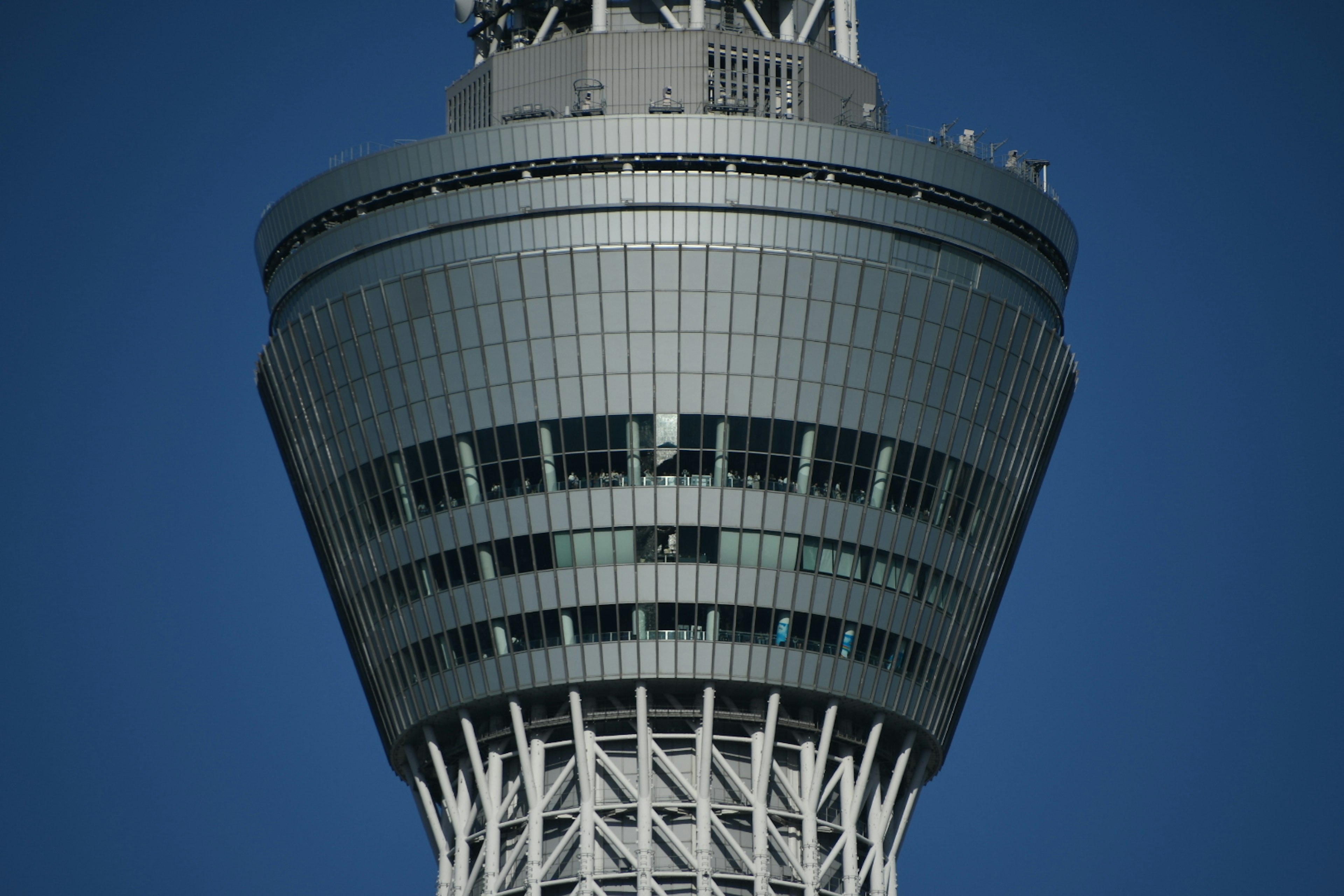 Close-up dari struktur atas Tokyo Skytree