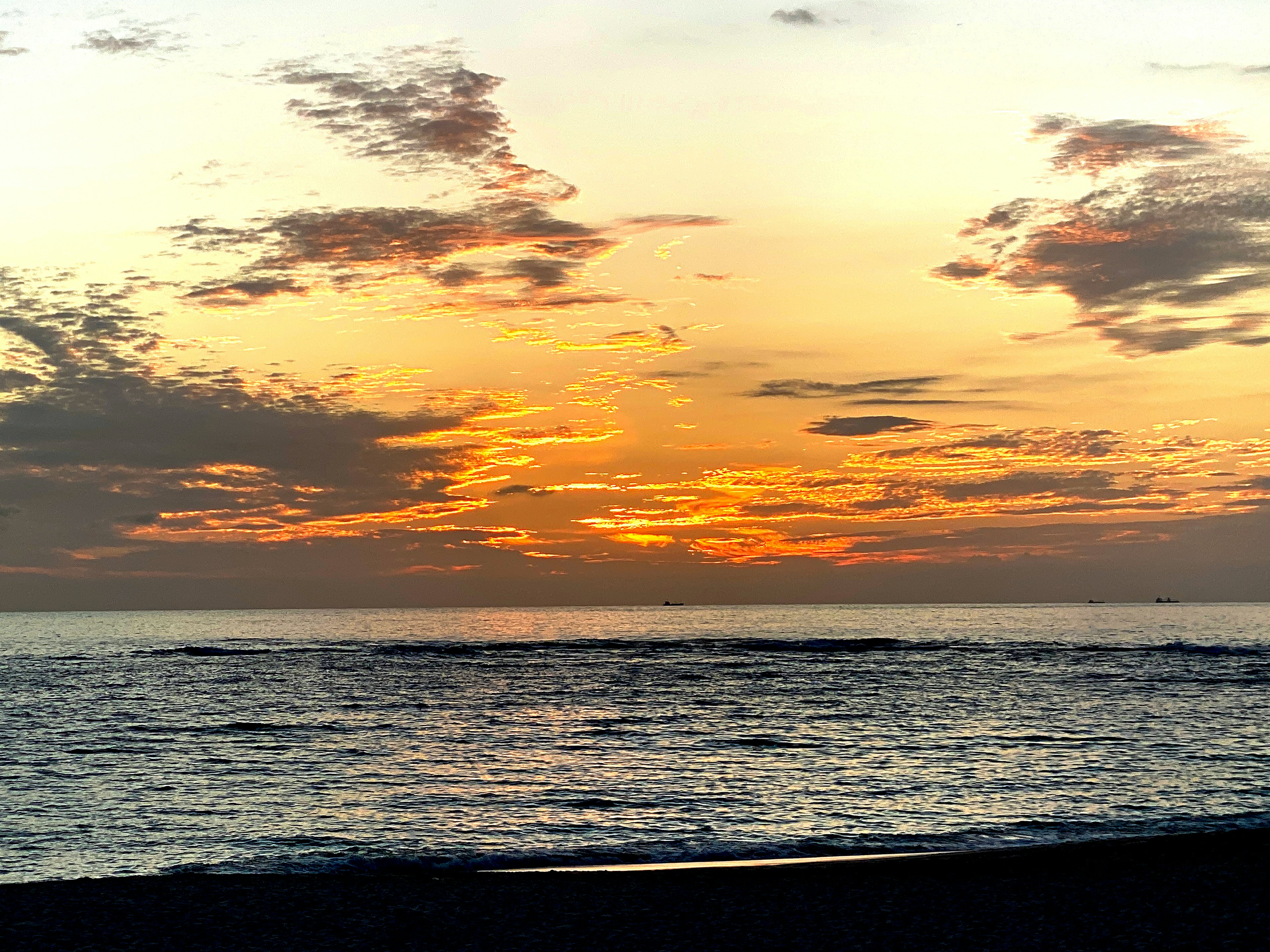 美丽的夕阳映照在海面上