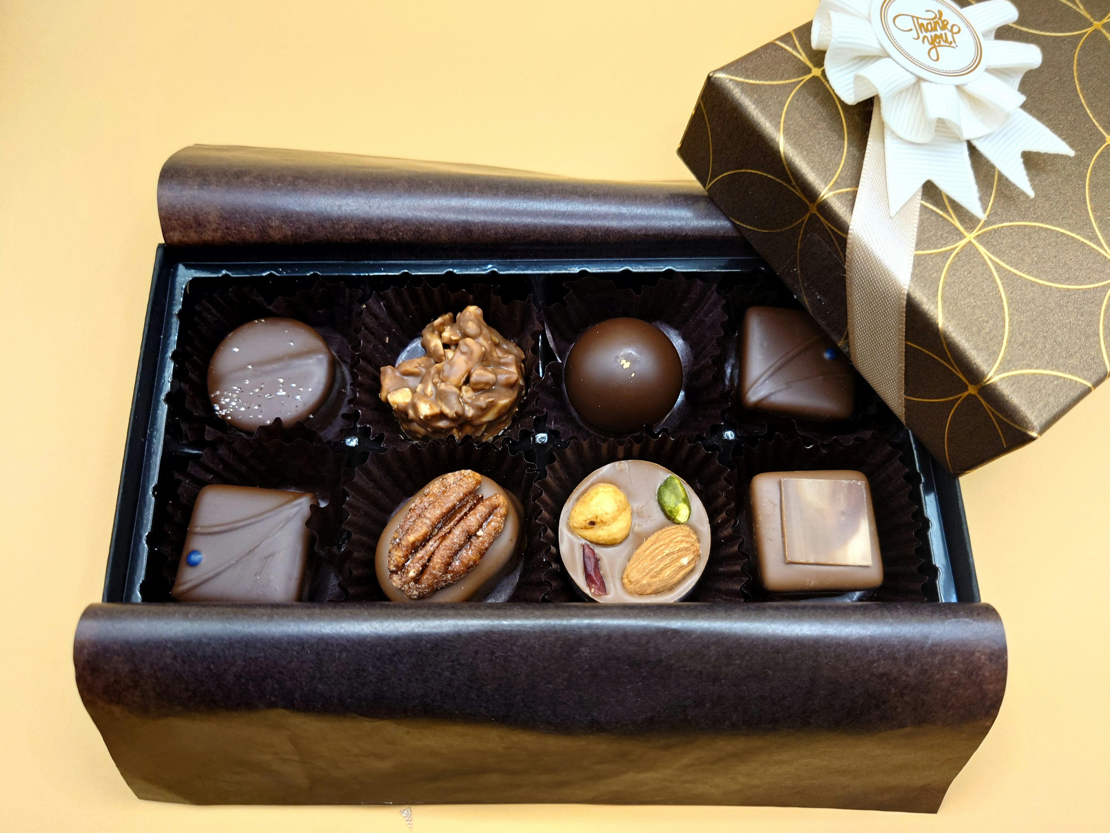 Eine Auswahl an Pralinen in einer dekorativen Geschenkbox