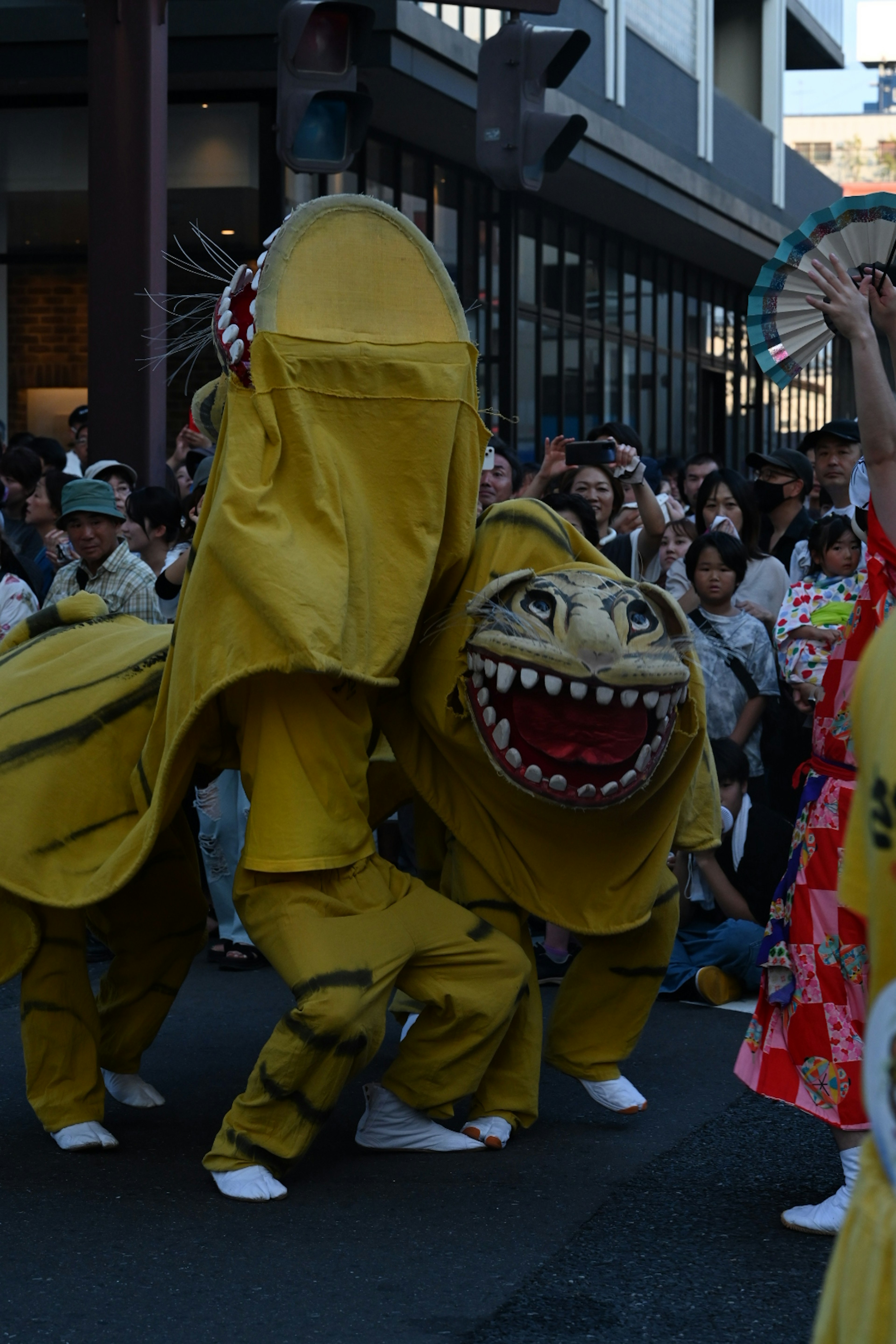 黄色い衣装を着た人々が伝統的な祭りでパフォーマンスをしている