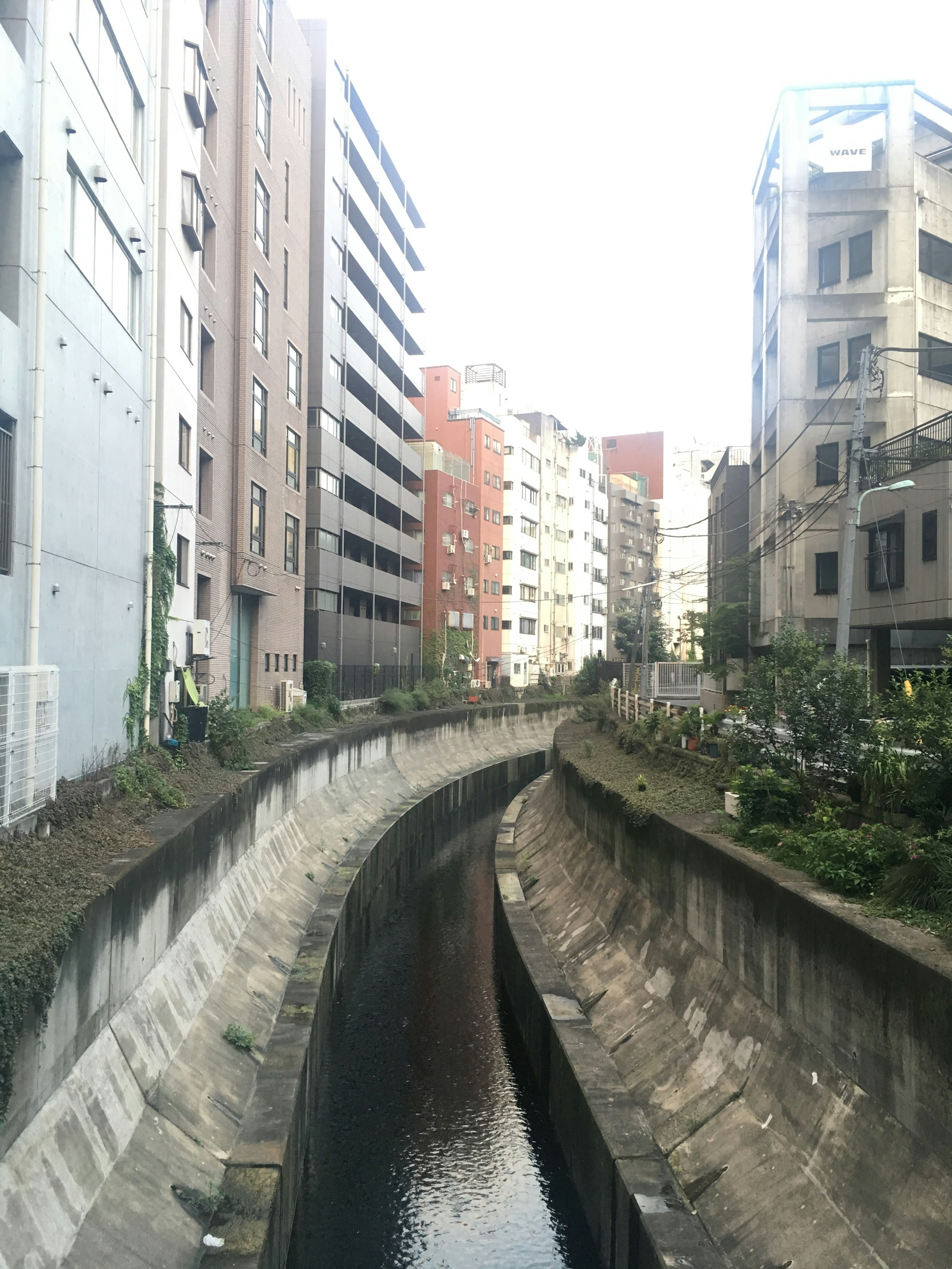 คลองแคบที่มีอาคารสูงอยู่ในสภาพแวดล้อมในเมือง