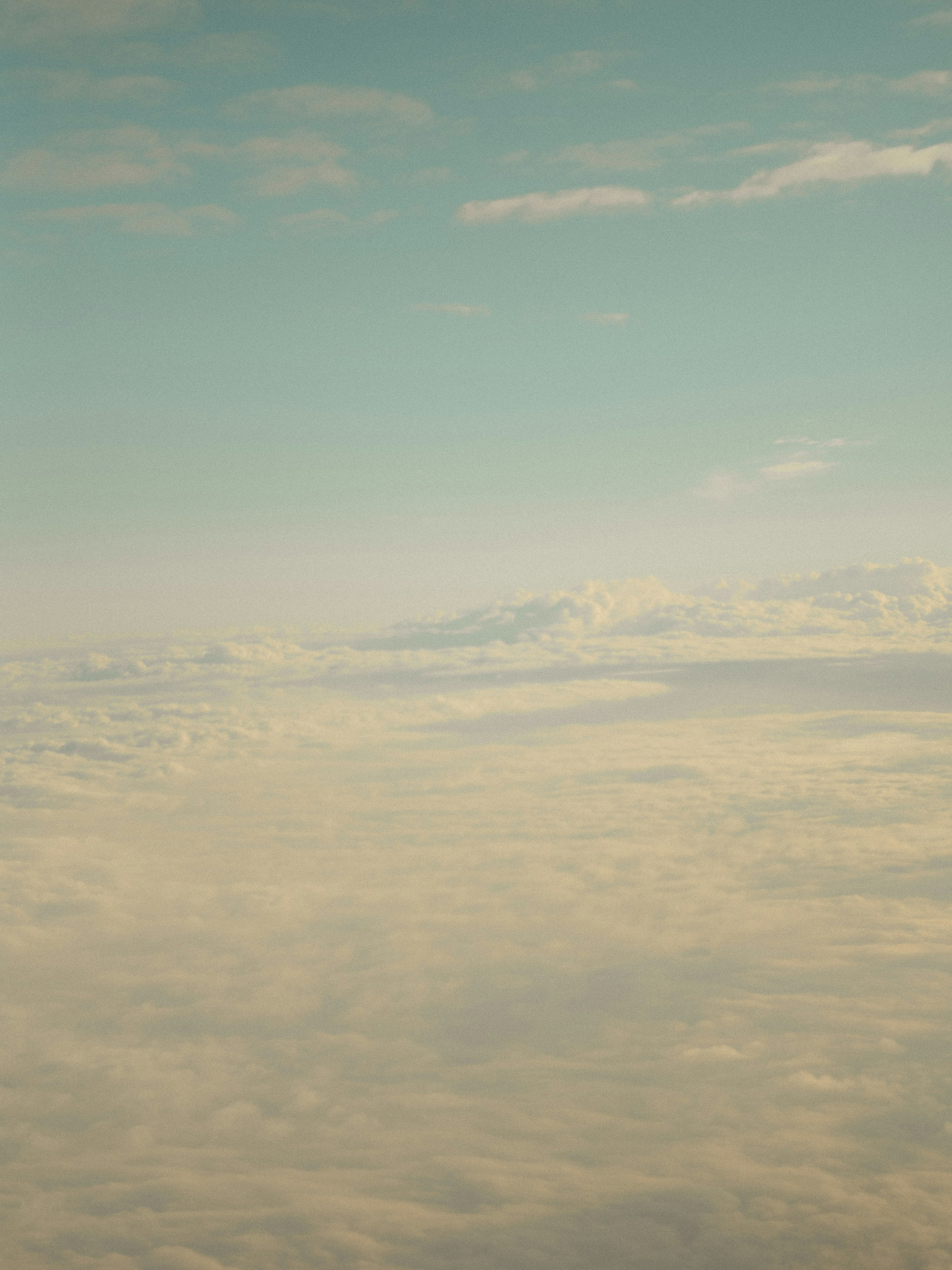 Un ciel vaste avec des nuages doux et une atmosphère sereine