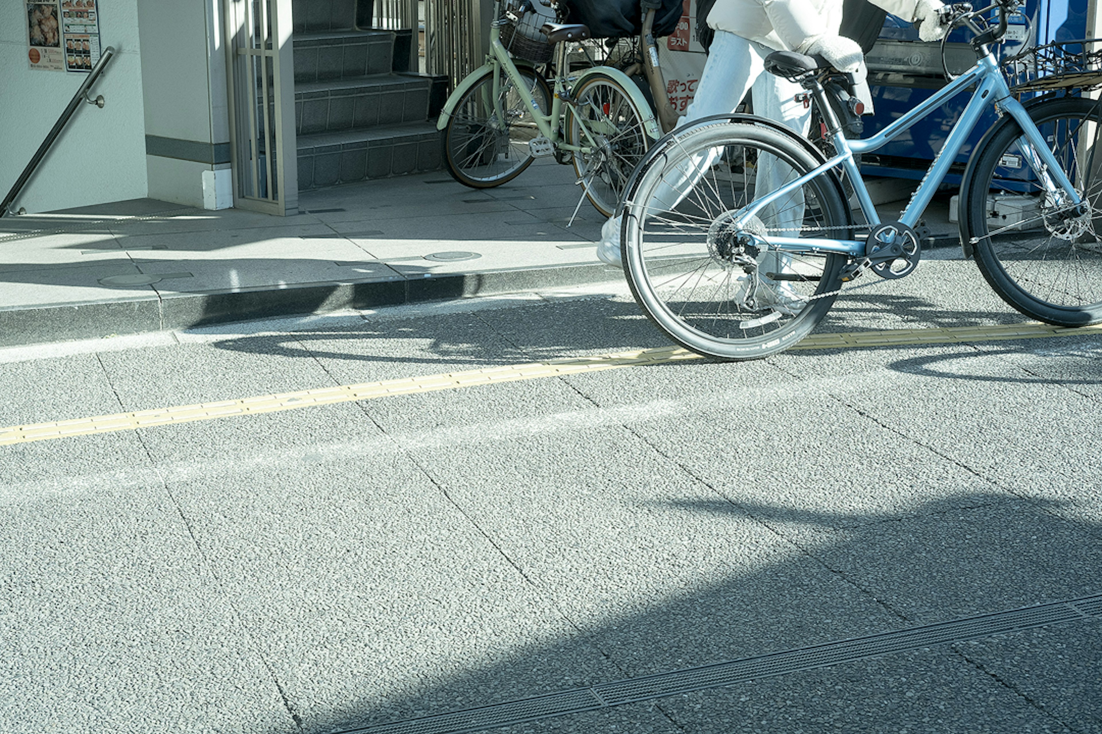 Una scena di marciapiede con una bicicletta blu parcheggiata