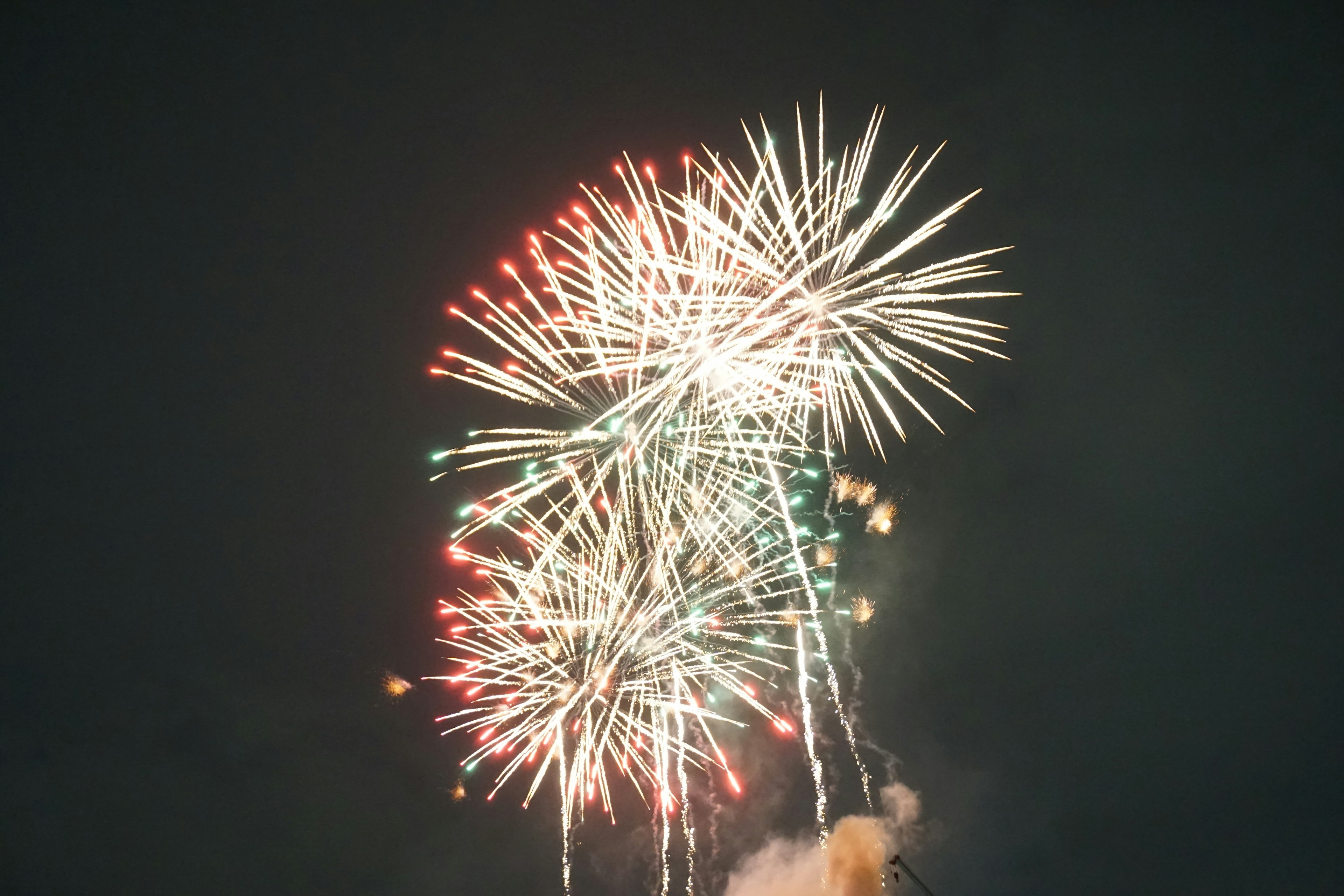 Bunte Feuerwerke, die im Nachthimmel explodieren