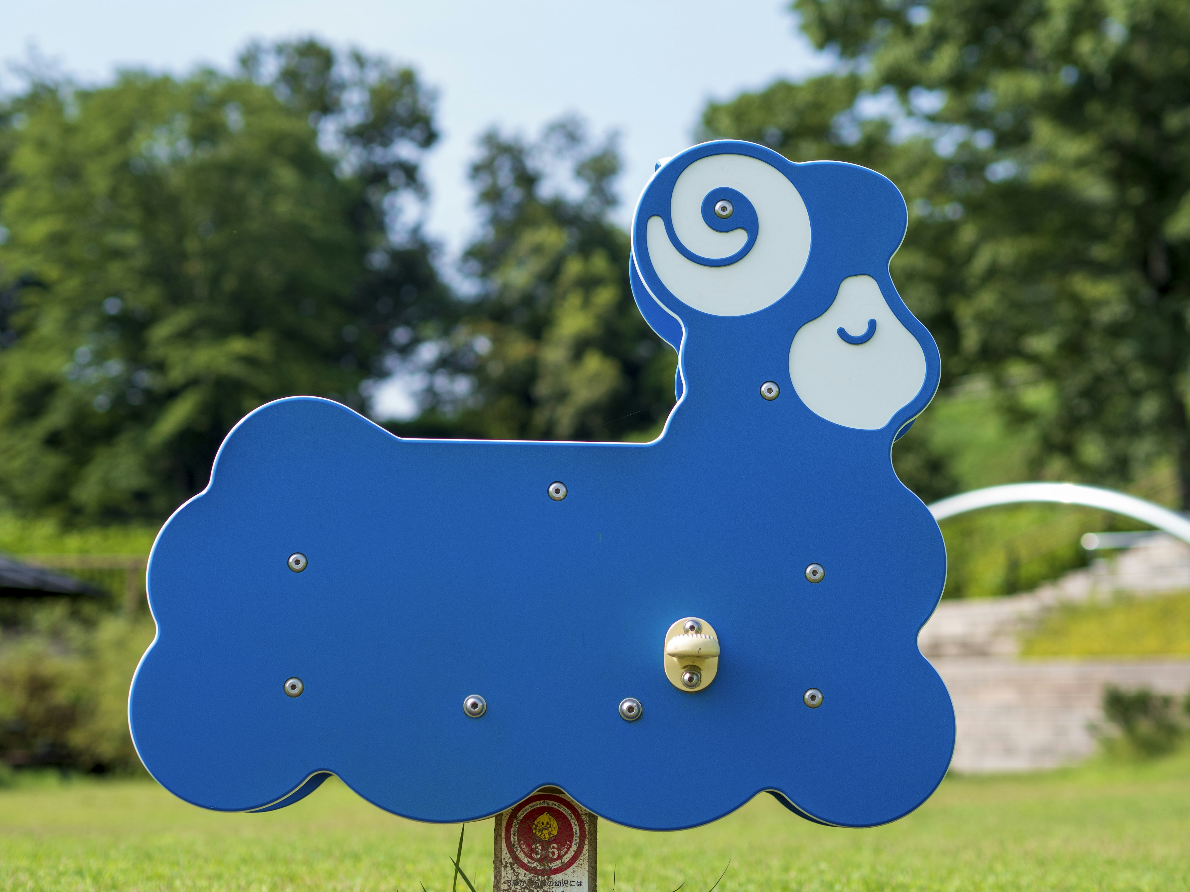 Equipo de parque infantil en forma de oveja azul con cara blanca y cuernos rizados