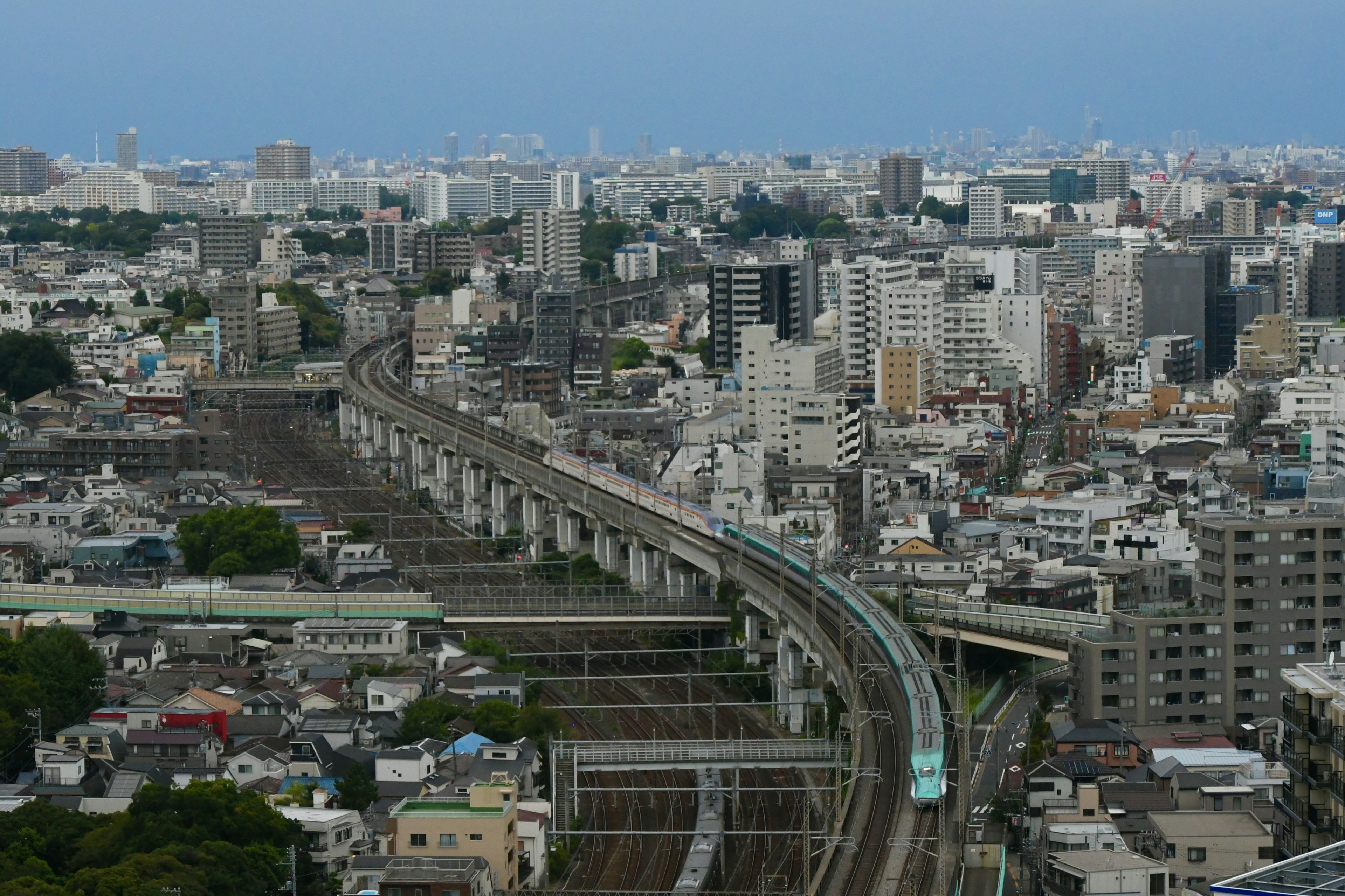 Städtische Skyline mit erhöhten Bahngleisen und Gebäuden