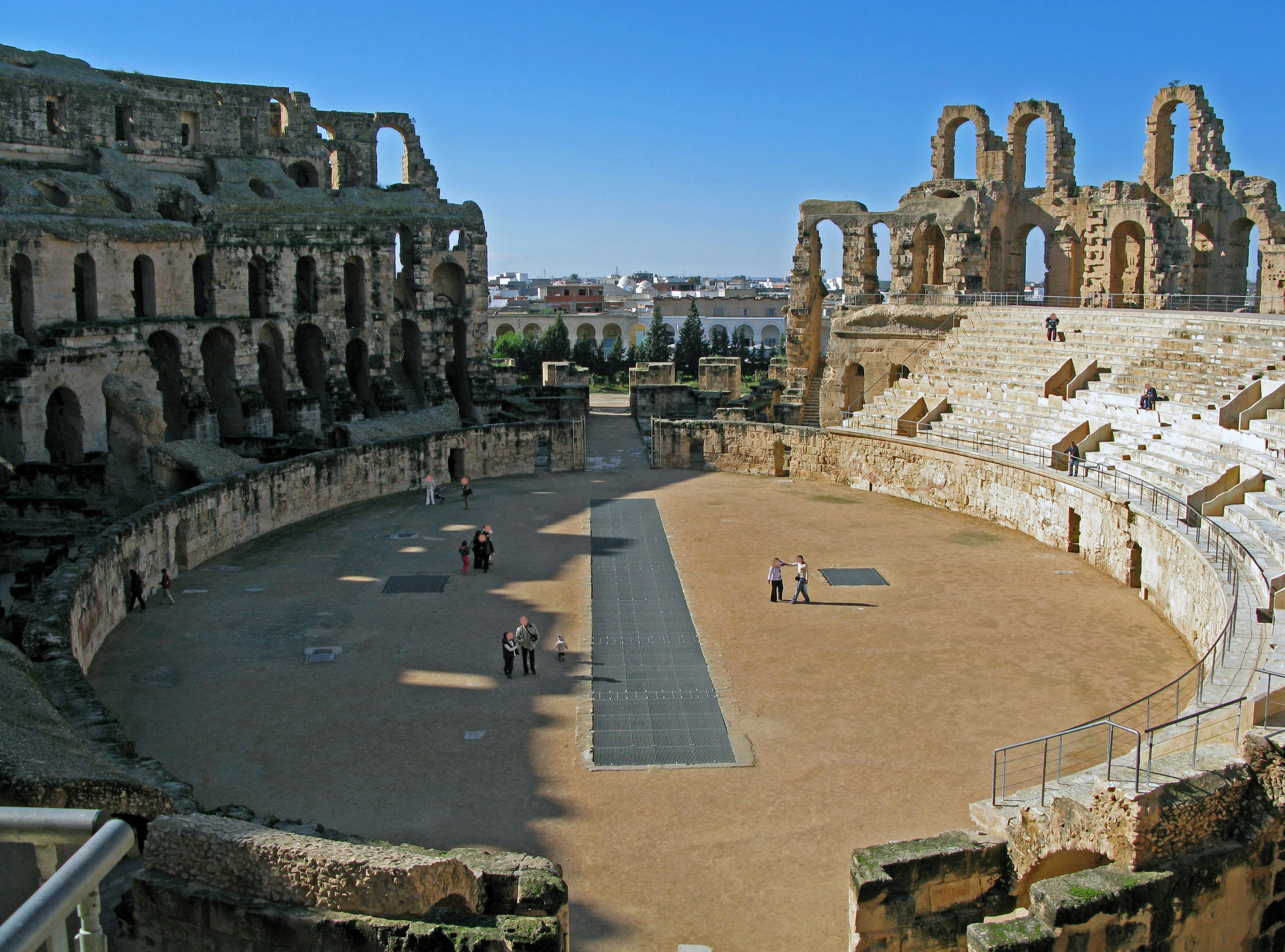 Ruines d'un amphithéâtre ancien avec sièges et aire de scène visibles