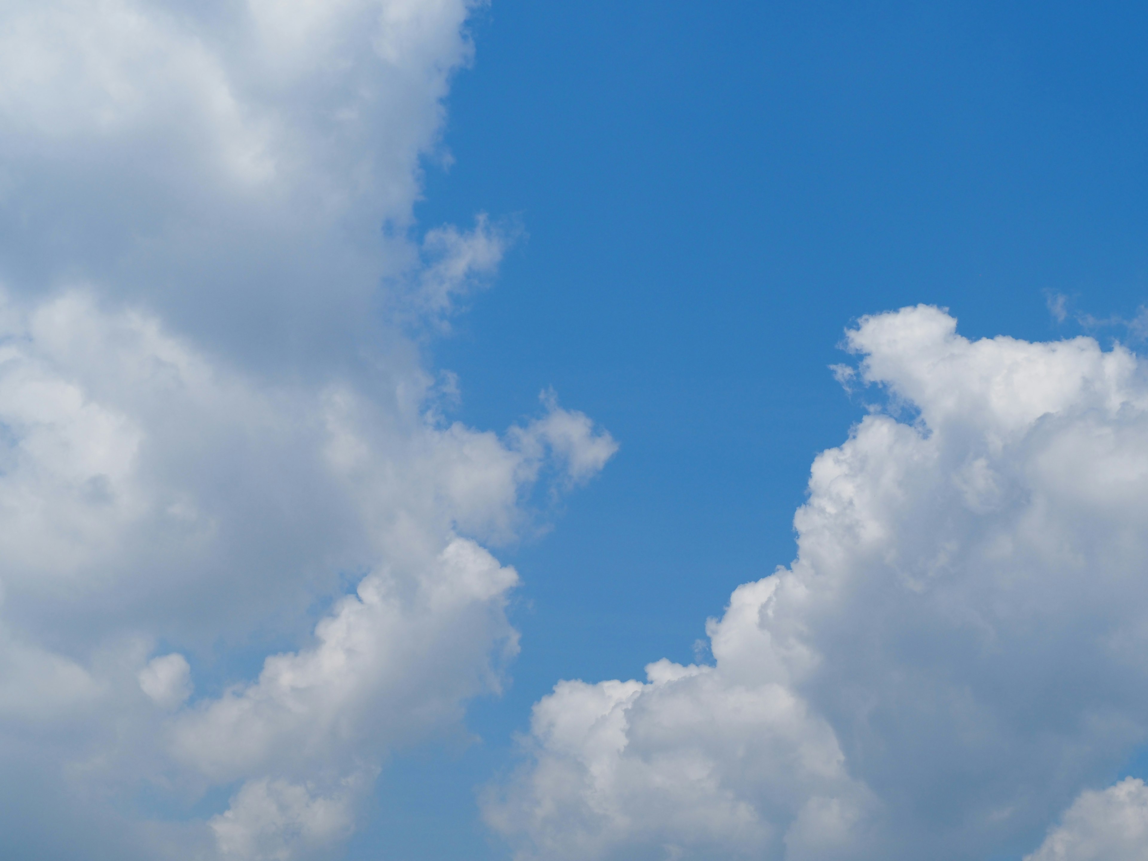 Cielo azul con nubes blancas y esponjosas