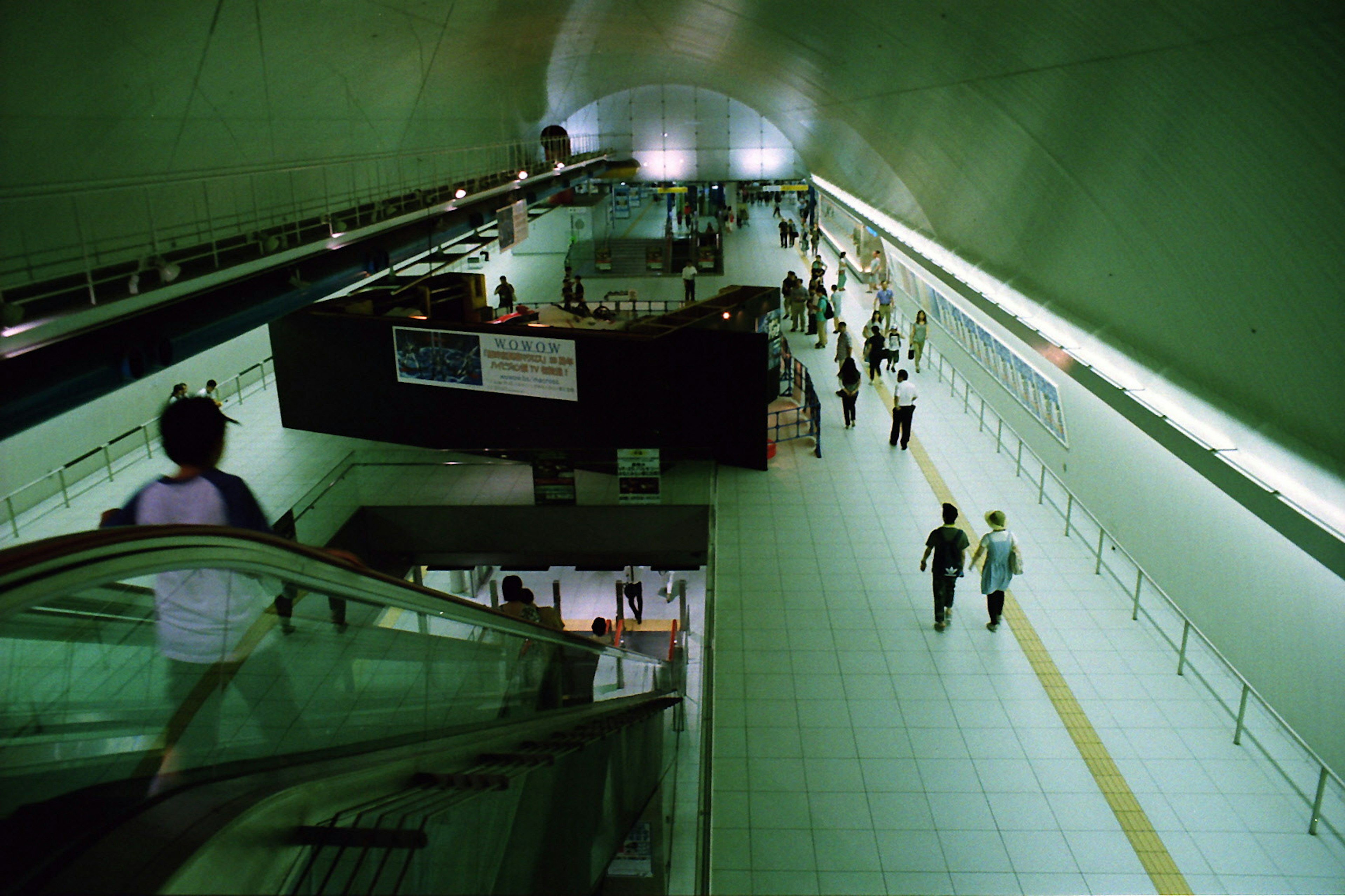 Geräumiger U-Bahn-Station-Korridor mit sichtbarem Aufzug und Fußgängern