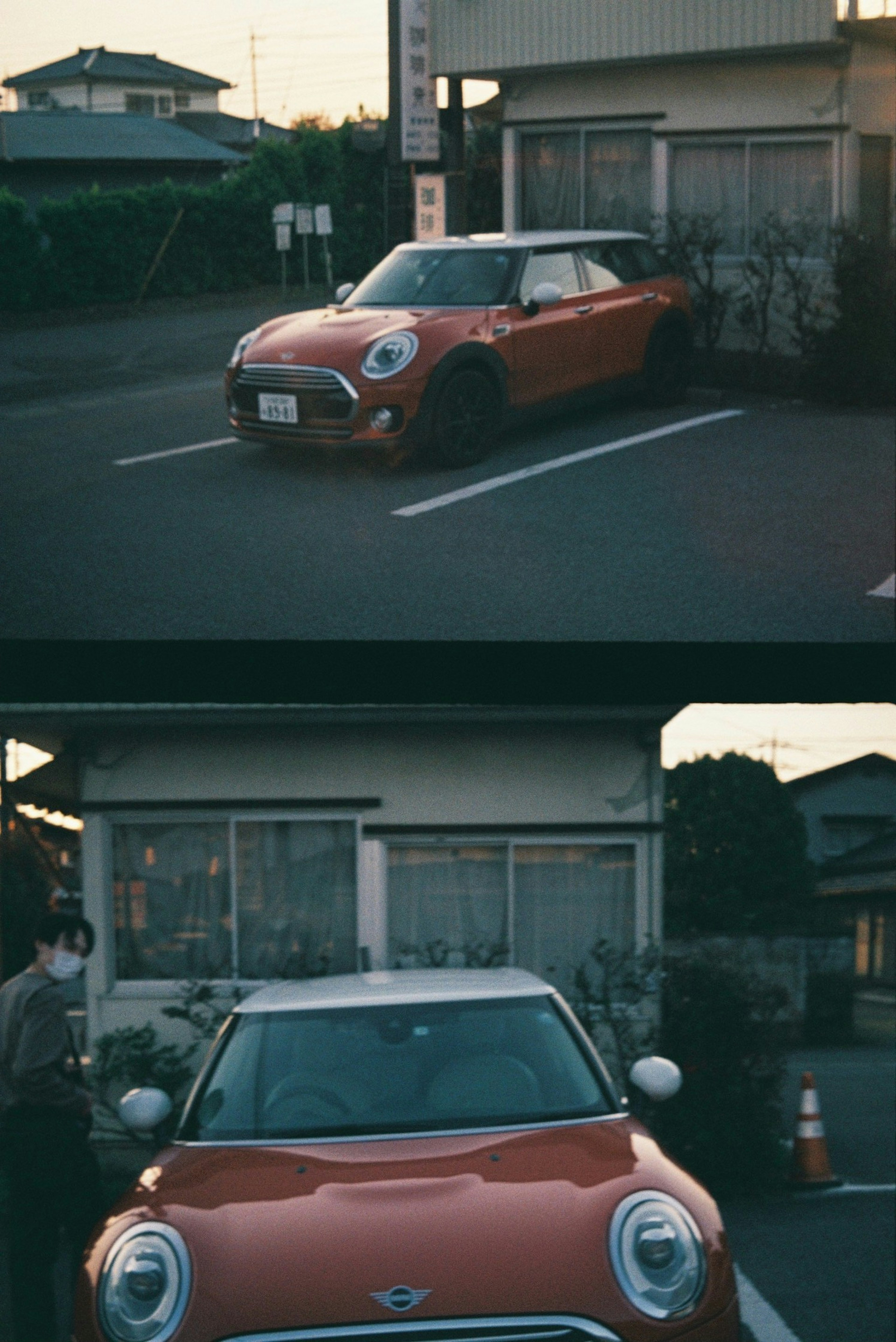 Mini Cooper merah diparkir di depan rumah Jepang