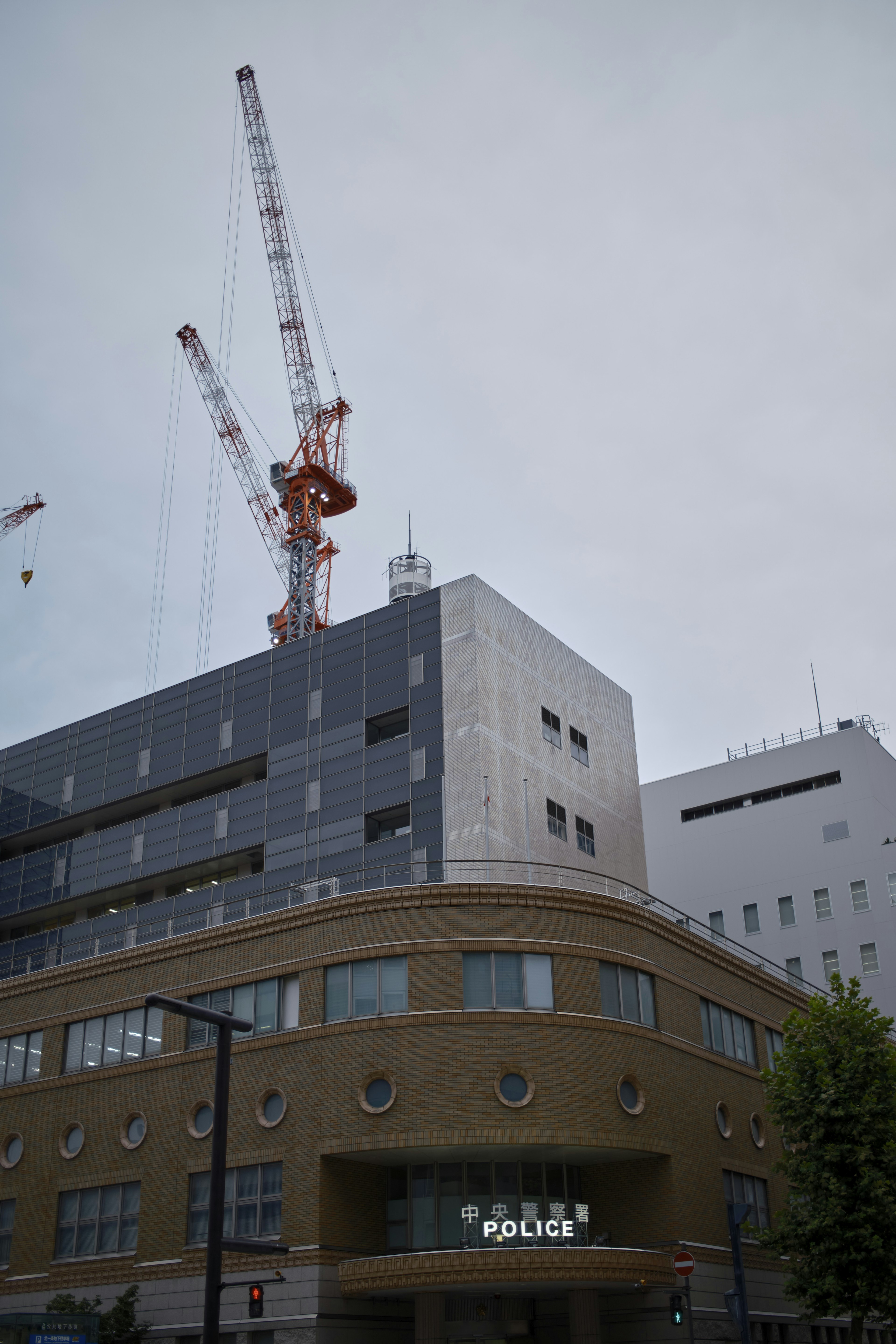 Scena urbana con un edificio in costruzione e gru