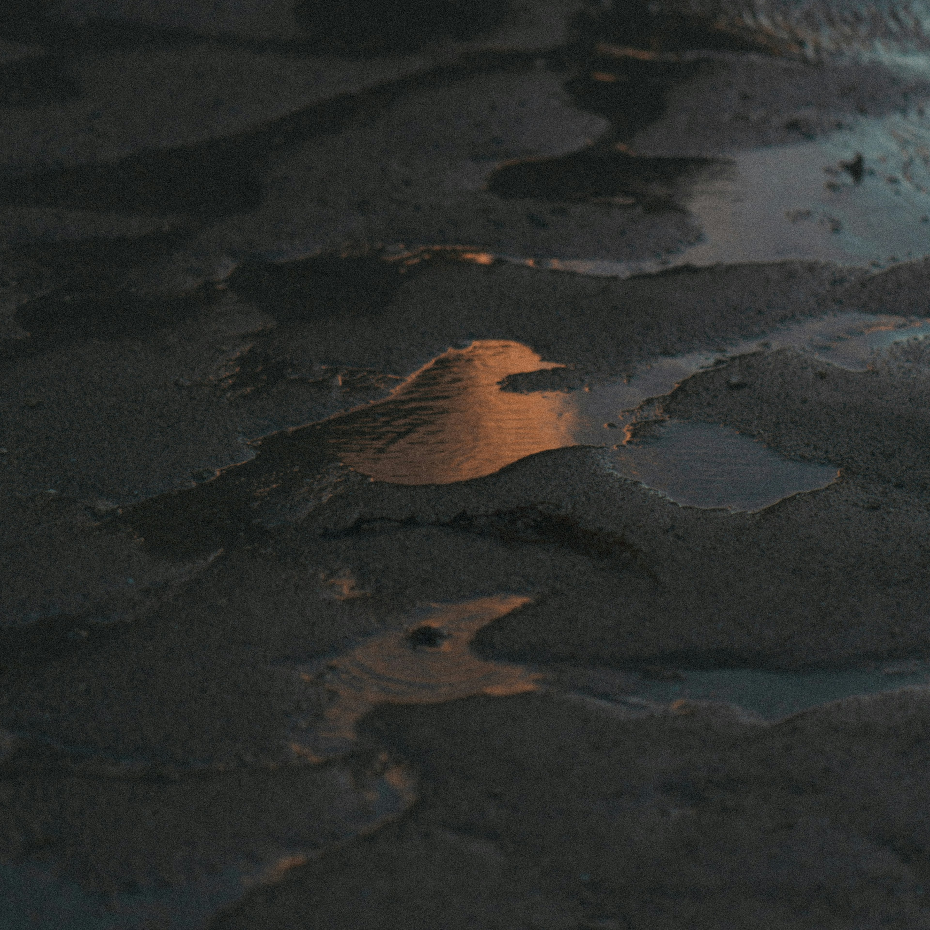 Reflet de la lumière du coucher de soleil dans une flaque d'eau