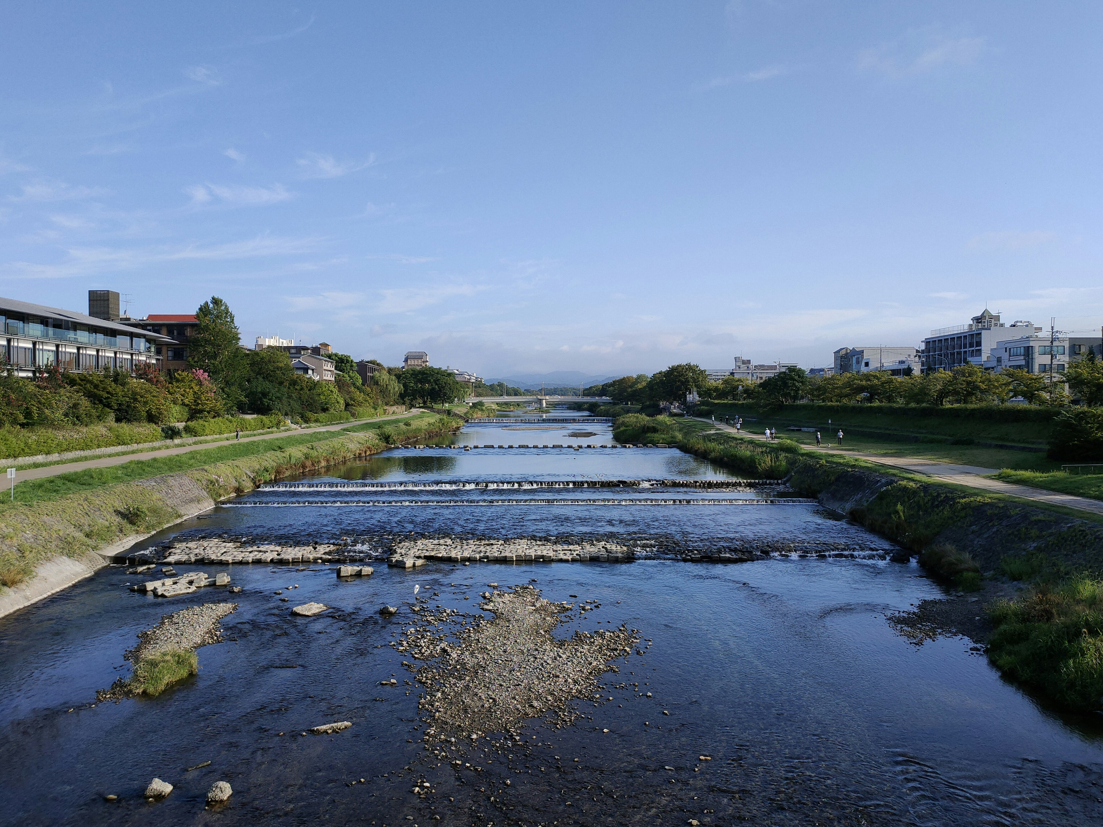 Vue pittoresque d'une rivière sous un ciel bleu clair et des rives verdoyantes