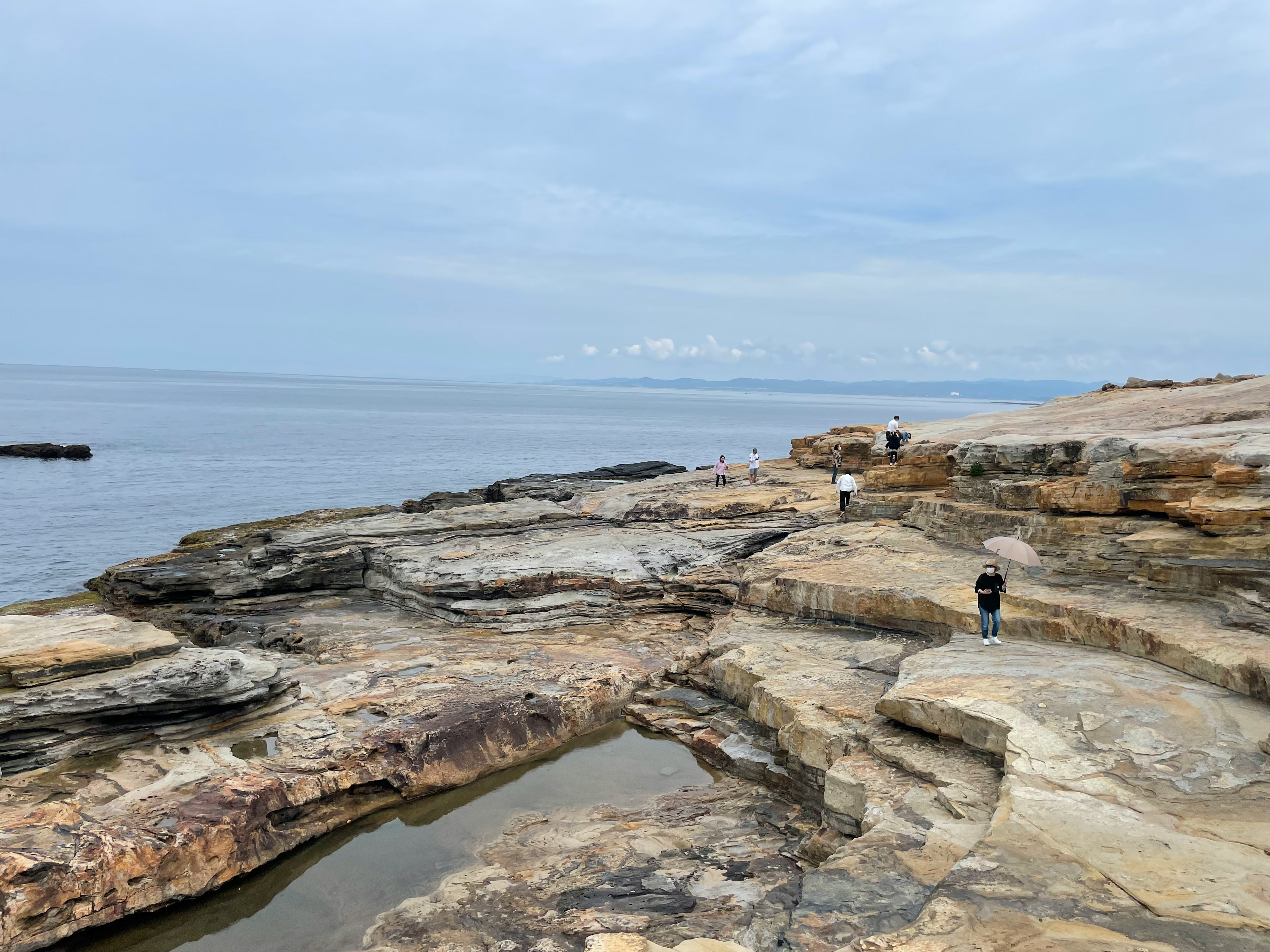 Küstenfelsen mit ruhigem Meer